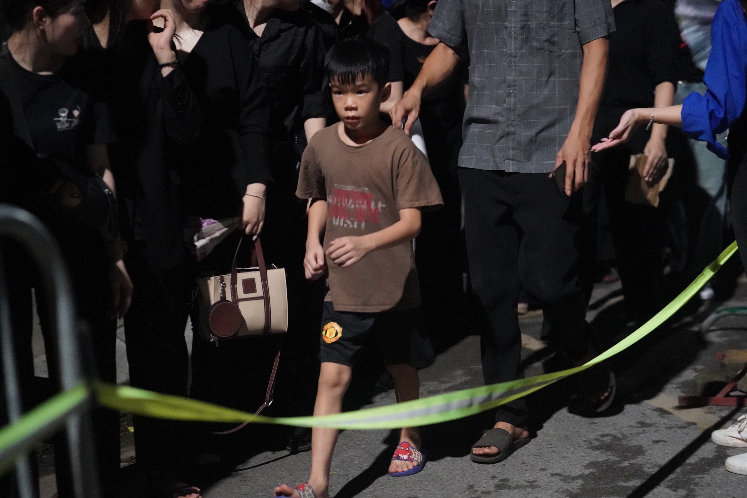 Những em b&eacute; ki&ecirc;n nhẫn xếp h&agrave;ng d&agrave;i trong đ&ecirc;m chờ viếng Tổng B&iacute; thư Nguyễn Ph&uacute; Trọng- Ảnh 7.