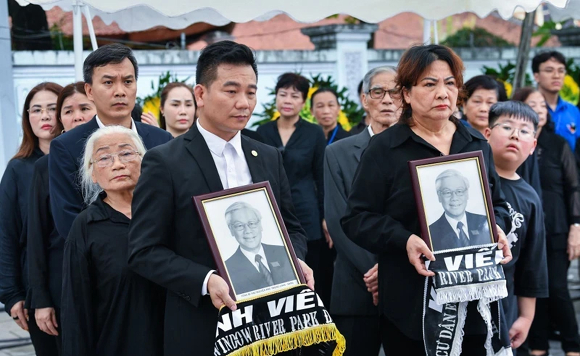 Từ s&aacute;ng đến đ&ecirc;m, vạn người d&acirc;n xếp h&agrave;ng tiễn biệt- Ảnh 1.