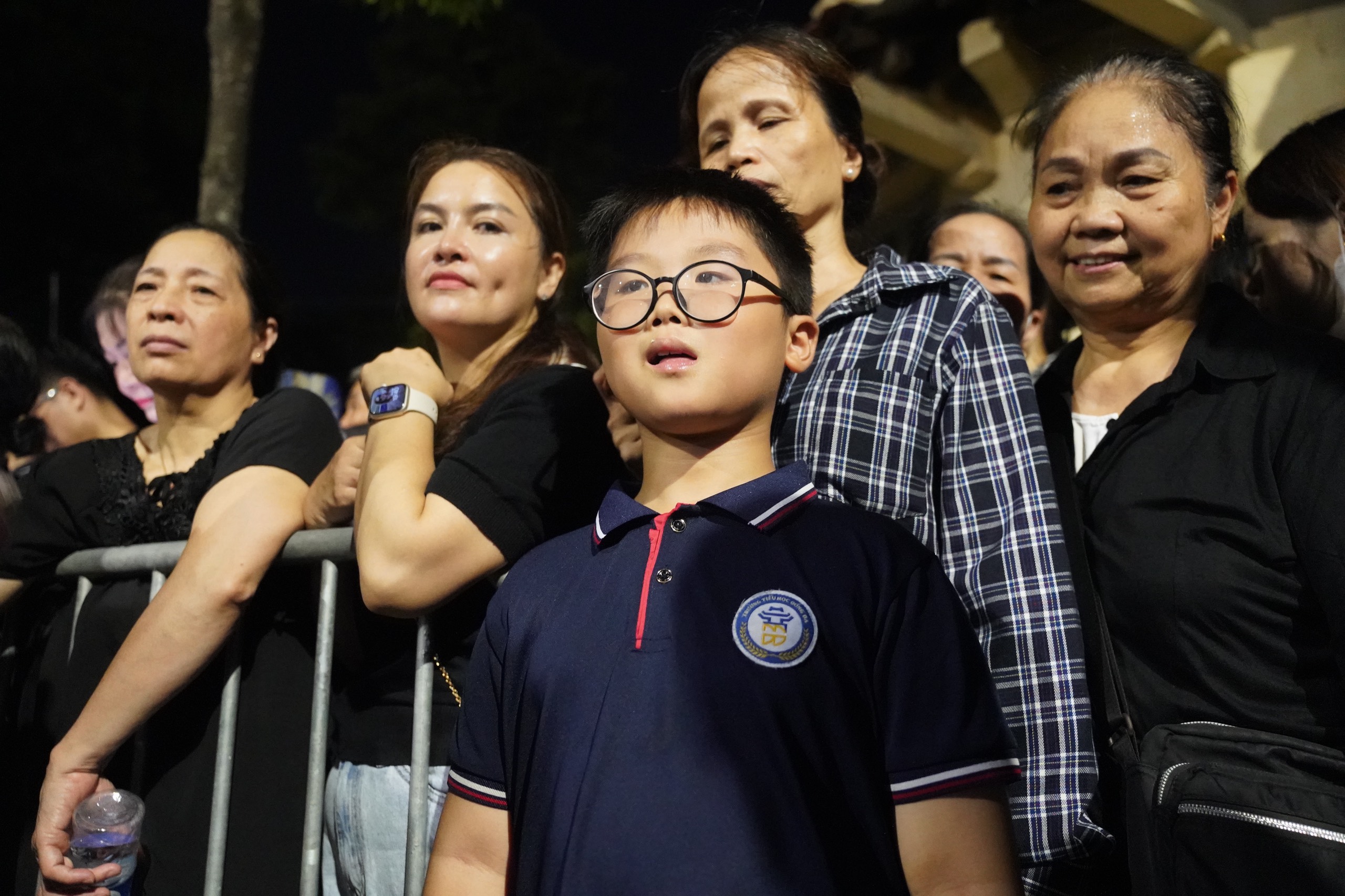 Những em b&eacute; ki&ecirc;n nhẫn xếp h&agrave;ng d&agrave;i trong đ&ecirc;m chờ viếng Tổng B&iacute; thư Nguyễn Ph&uacute; Trọng- Ảnh 4.