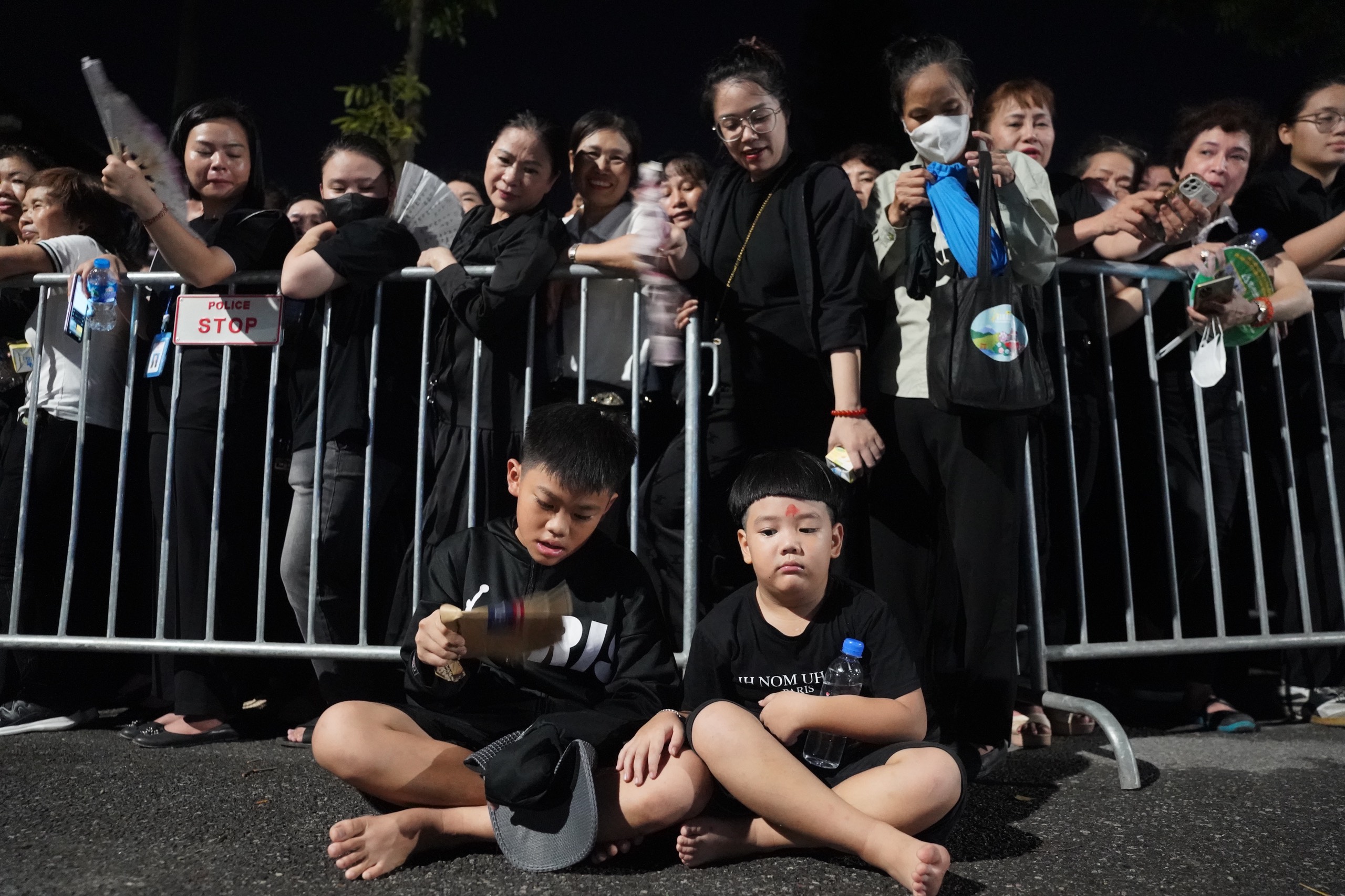 Những em b&eacute; ki&ecirc;n nhẫn xếp h&agrave;ng d&agrave;i trong đ&ecirc;m chờ viếng Tổng B&iacute; thư Nguyễn Ph&uacute; Trọng- Ảnh 8.