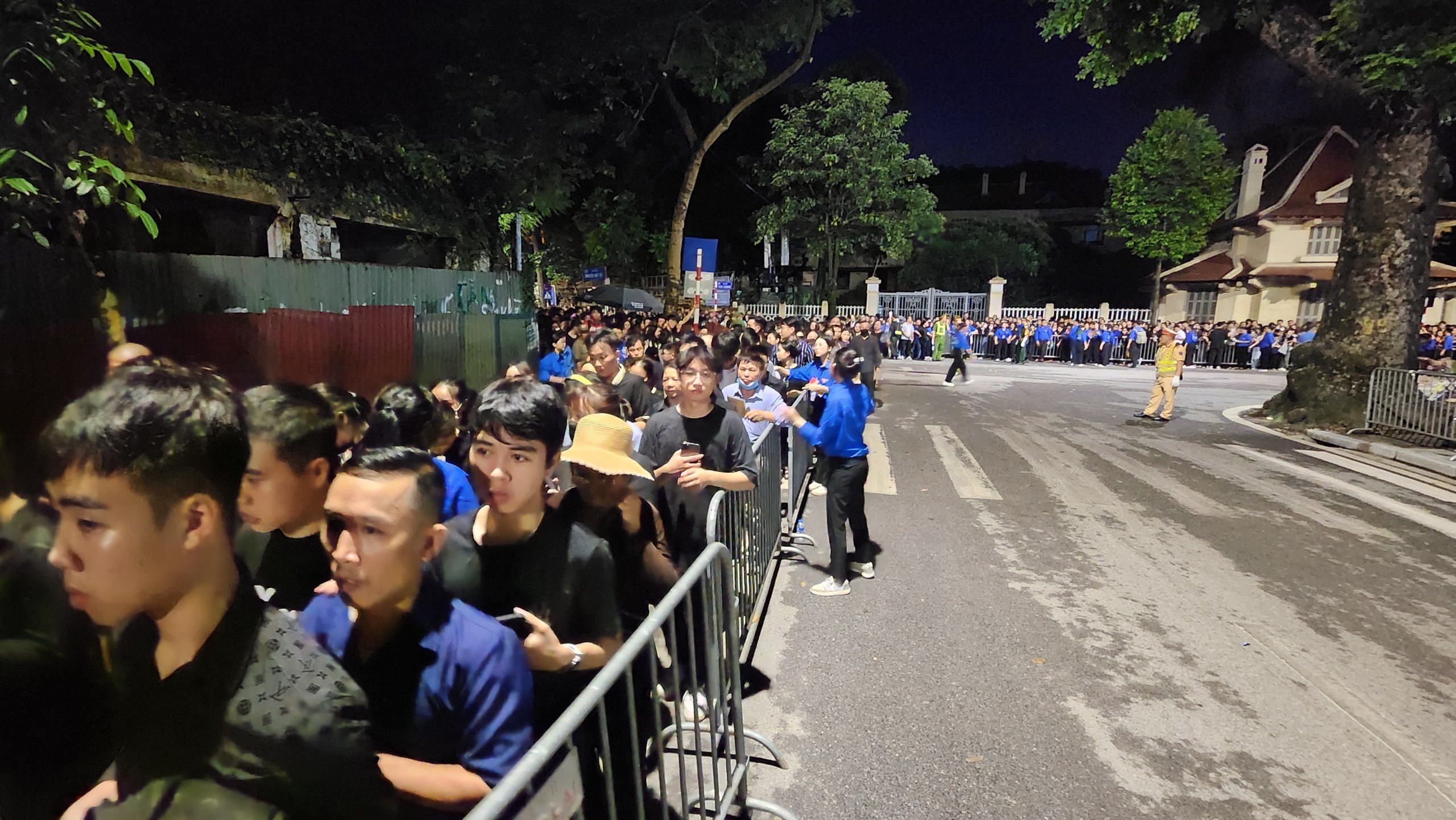 Những em b&eacute; ki&ecirc;n nhẫn xếp h&agrave;ng d&agrave;i trong đ&ecirc;m chờ viếng Tổng B&iacute; thư Nguyễn Ph&uacute; Trọng- Ảnh 2.