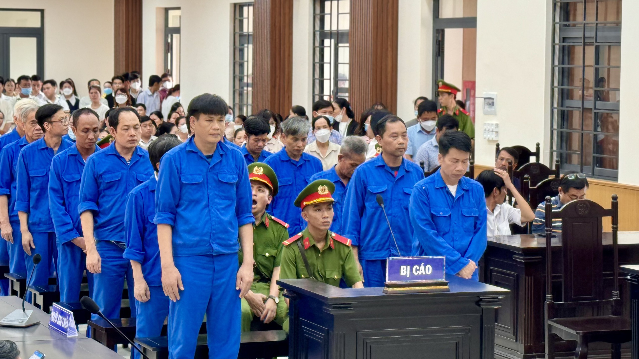 An Giang: R&uacute;t ruột ng&acirc;n s&aacute;ch đi ch&uacute;c Tết, cựu l&atilde;nh đạo huyện Chợ Mới lĩnh &aacute;n t&ugrave;- Ảnh 1.