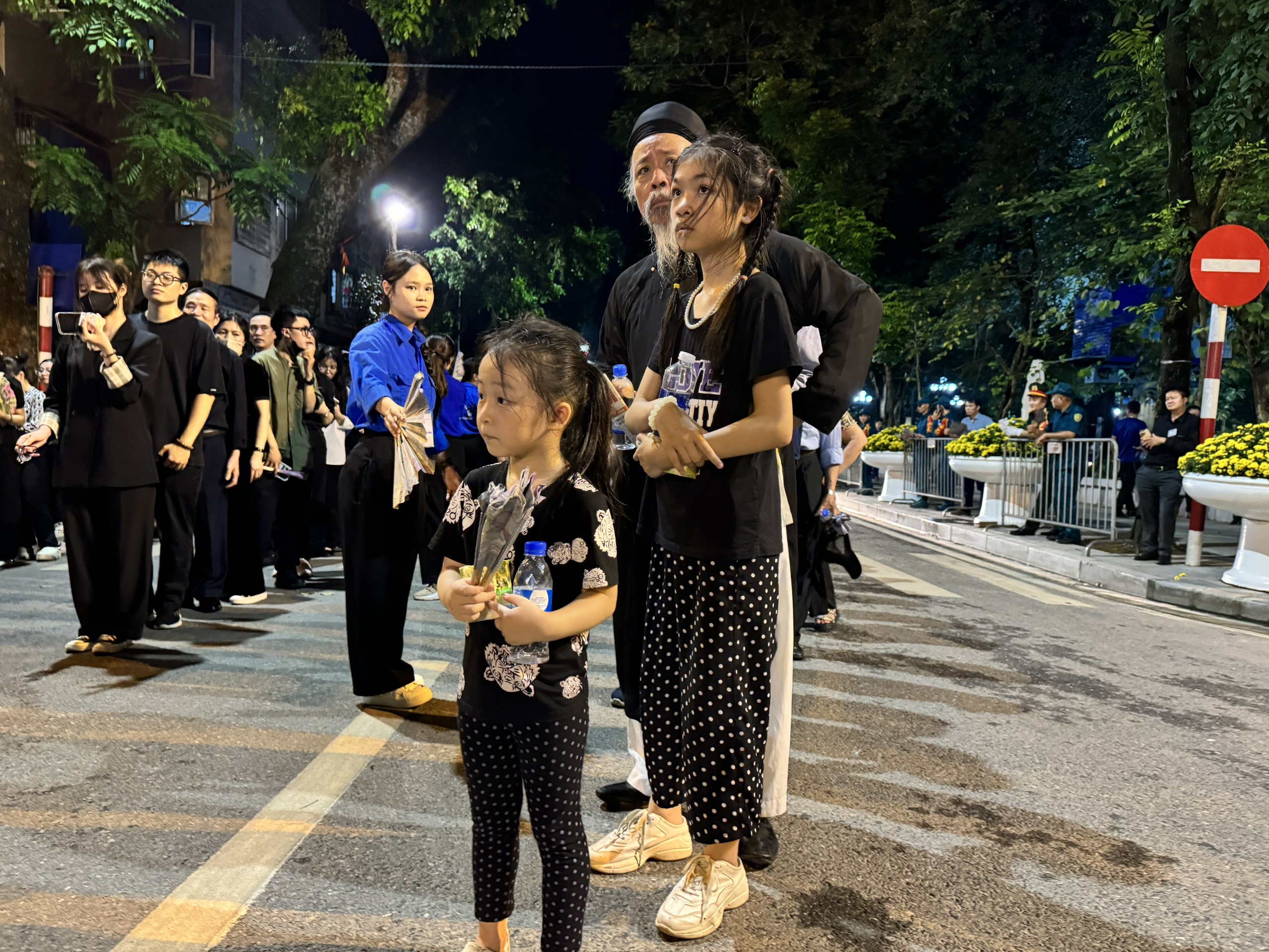 Những em b&eacute; ki&ecirc;n nhẫn xếp h&agrave;ng d&agrave;i trong đ&ecirc;m chờ viếng Tổng B&iacute; thư Nguyễn Ph&uacute; Trọng- Ảnh 9.