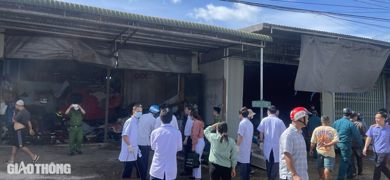 Đắk N&ocirc;ng: Xe container lao v&agrave;o 5 nh&agrave; d&acirc;n khiến 2 người tử vong- Ảnh 3.