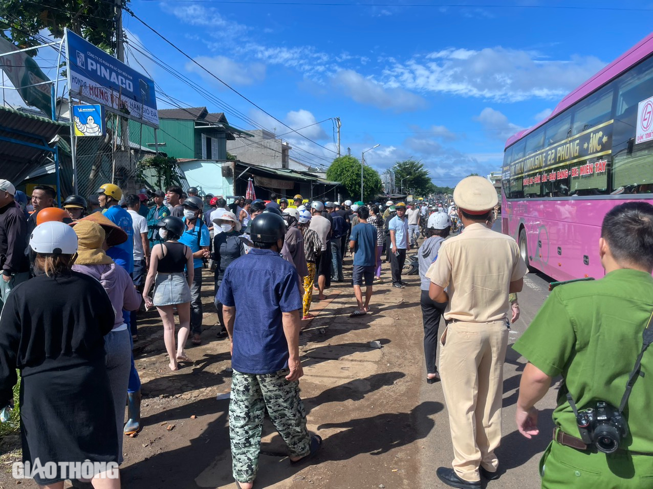 Đắk N&ocirc;ng: Xe container lao v&agrave;o 5 nh&agrave; d&acirc;n khiến 2 người tử vong- Ảnh 4.