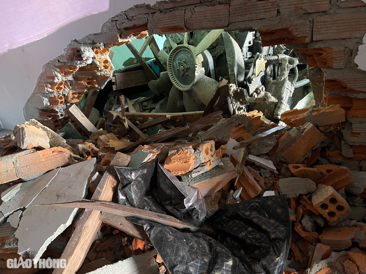 Đắk N&ocirc;ng: Xe container lao v&agrave;o 5 nh&agrave; d&acirc;n khiến 2 người tử vong- Ảnh 6.