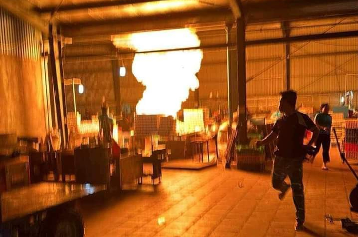 Ch&aacute;y kho xưởng sản xuất ở Th&aacute;i B&igrave;nh, h&agrave;ng chục c&ocirc;ng nh&acirc;n bị bỏng phải nhập viện- Ảnh 1.