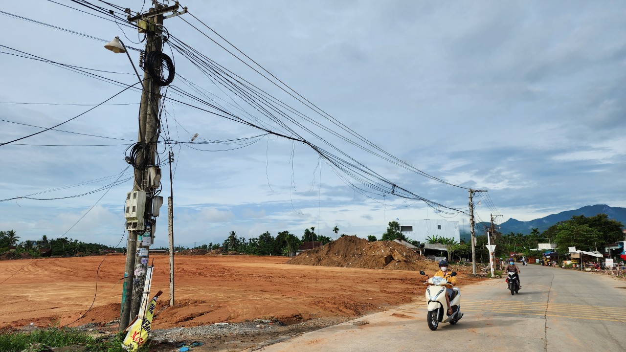 Quảng Ng&atilde;i khẩn trương di dời hạ tầng kỹ thuật, giải quyết rốt r&aacute;o mặt bằng cao tốc- Ảnh 1.
