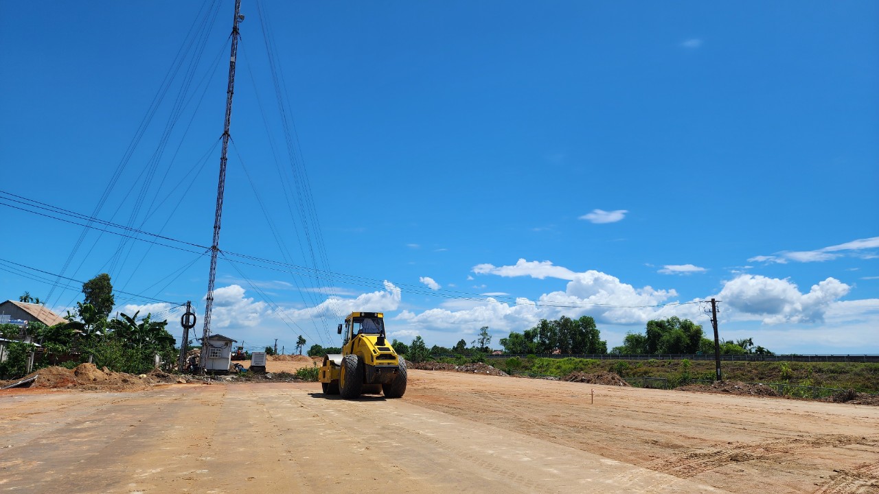 Quảng Ng&atilde;i khẩn trương di dời hạ tầng kỹ thuật, giải quyết rốt r&aacute;o mặt bằng cao tốc- Ảnh 2.