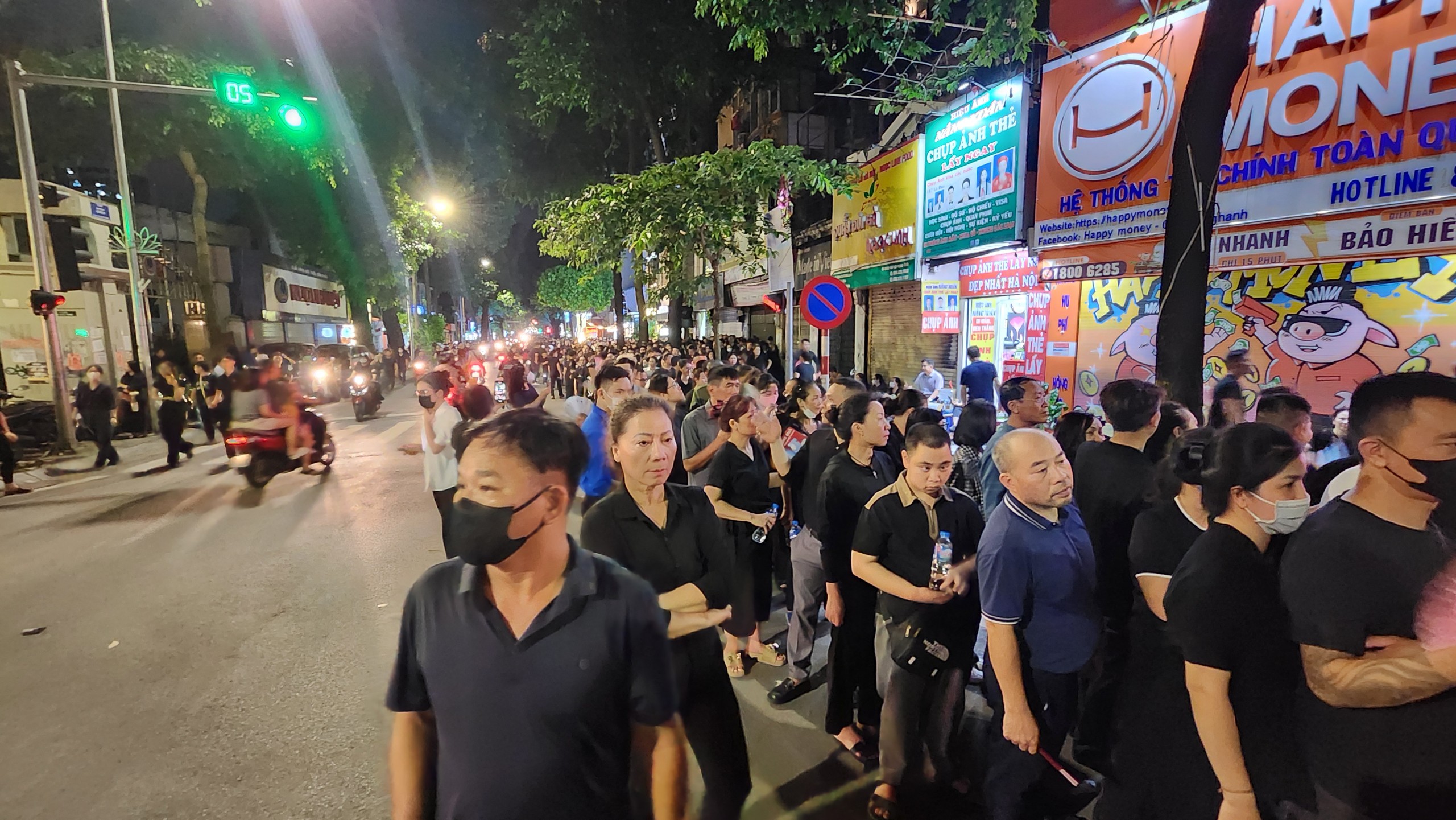 Những em b&eacute; ki&ecirc;n nhẫn xếp h&agrave;ng d&agrave;i trong đ&ecirc;m chờ viếng Tổng B&iacute; thư Nguyễn Ph&uacute; Trọng- Ảnh 3.