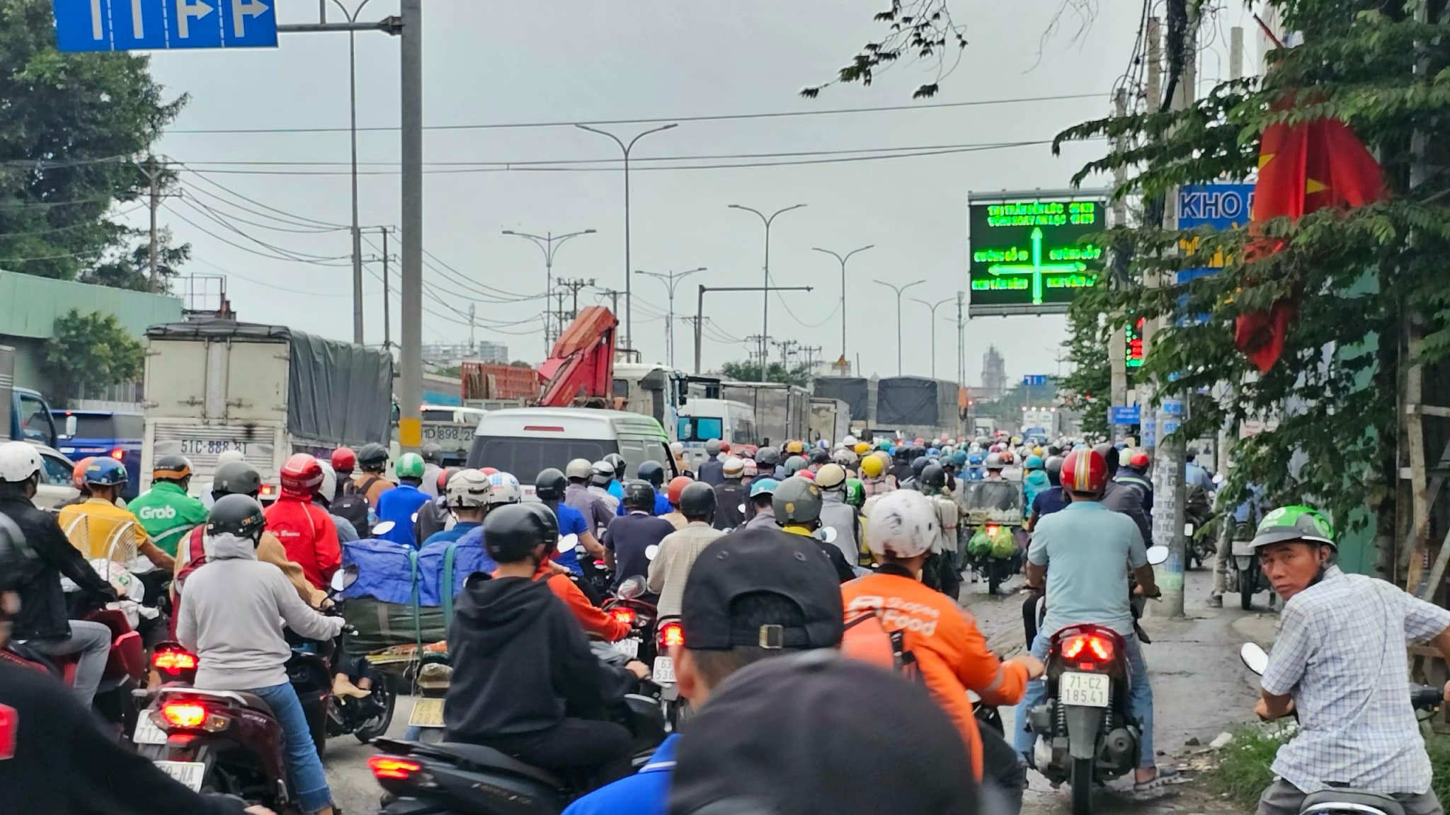 TP.HCM: Va chạm với xe tải 15 tấn, người đàn ông bị cuốn vào gầm tử vong- Ảnh 2. TP.HCM: Va chạm với xe tải 15 tấn, người đàn ông bị cuốn vào gầm tử vong- Ảnh 2.