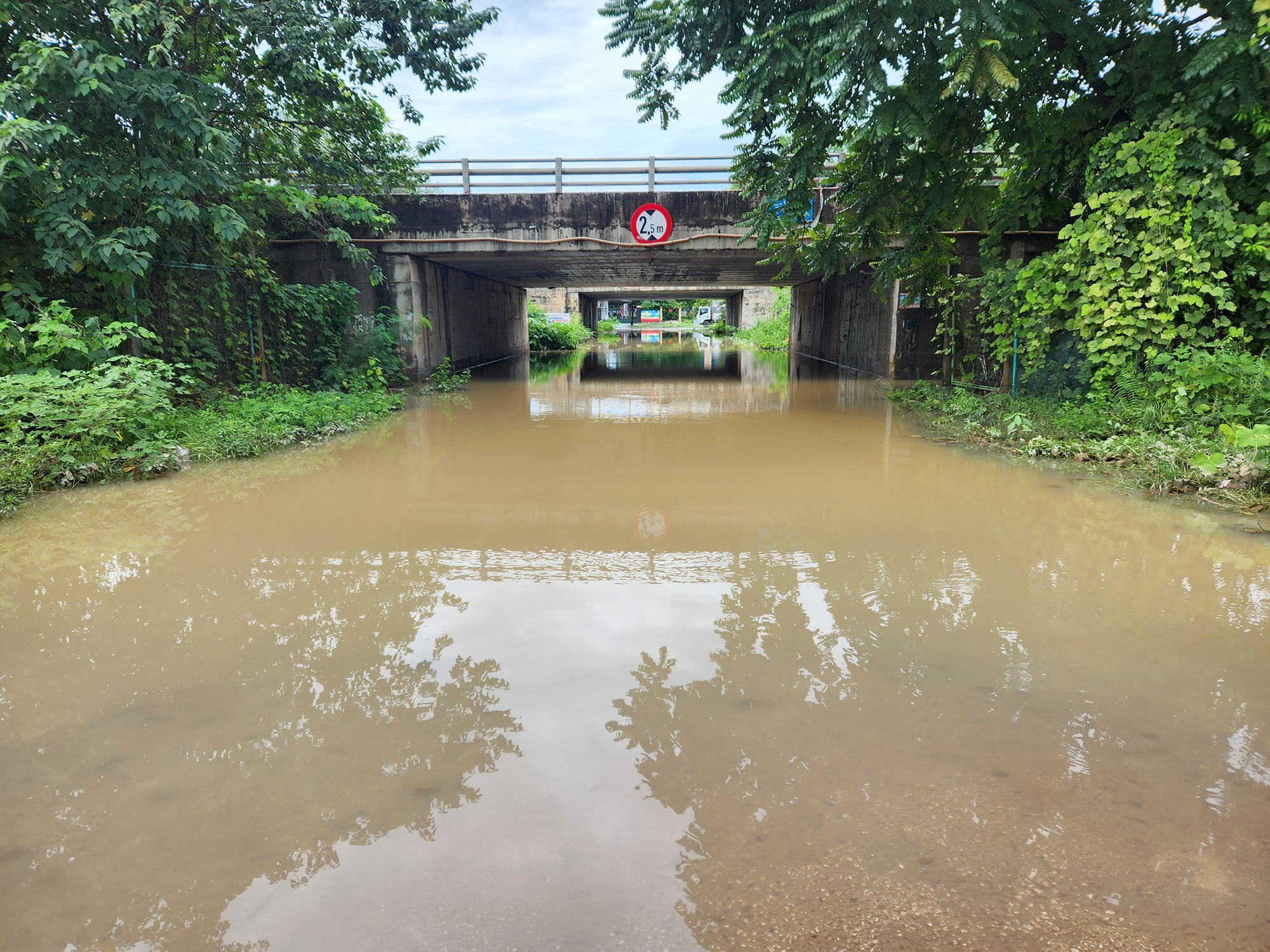 Hà Nội: Vì sao các đô thị mới phía Tây hễ mưa là ngập nặng?- Ảnh 1. Hà Nội: Vì sao các đô thị mới phía Tây hễ mưa là ngập nặng?- Ảnh 1.