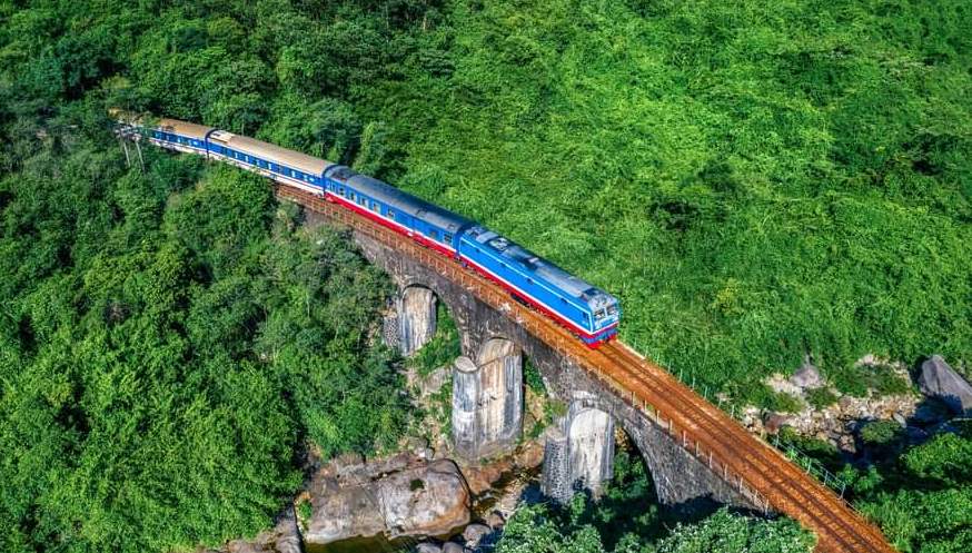 Đường sắt tăng nhiều t&agrave;u kh&aacute;ch dịp nghỉ lễ 30/4 - 1/5- Ảnh 1.