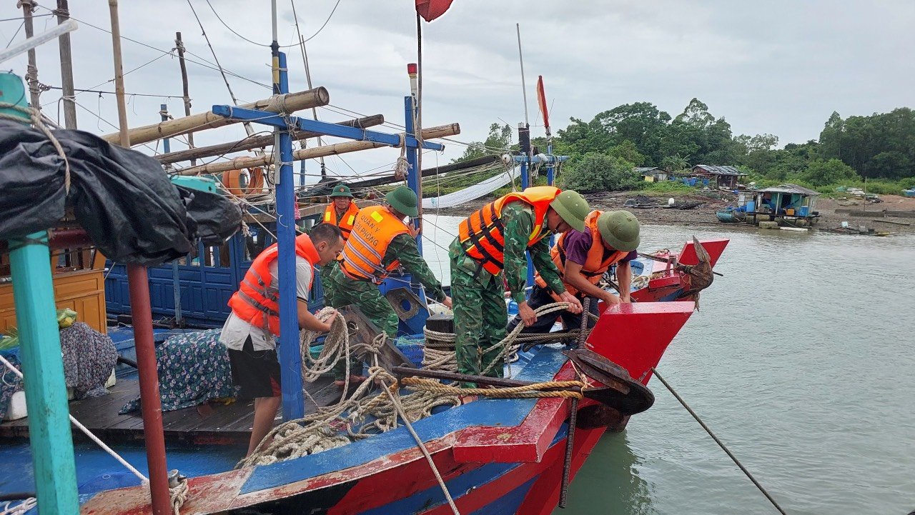 Quảng Ninh đảm bảo ATGT đường thủy nội địa trong m&ugrave;a mưa, b&atilde;o- Ảnh 1.