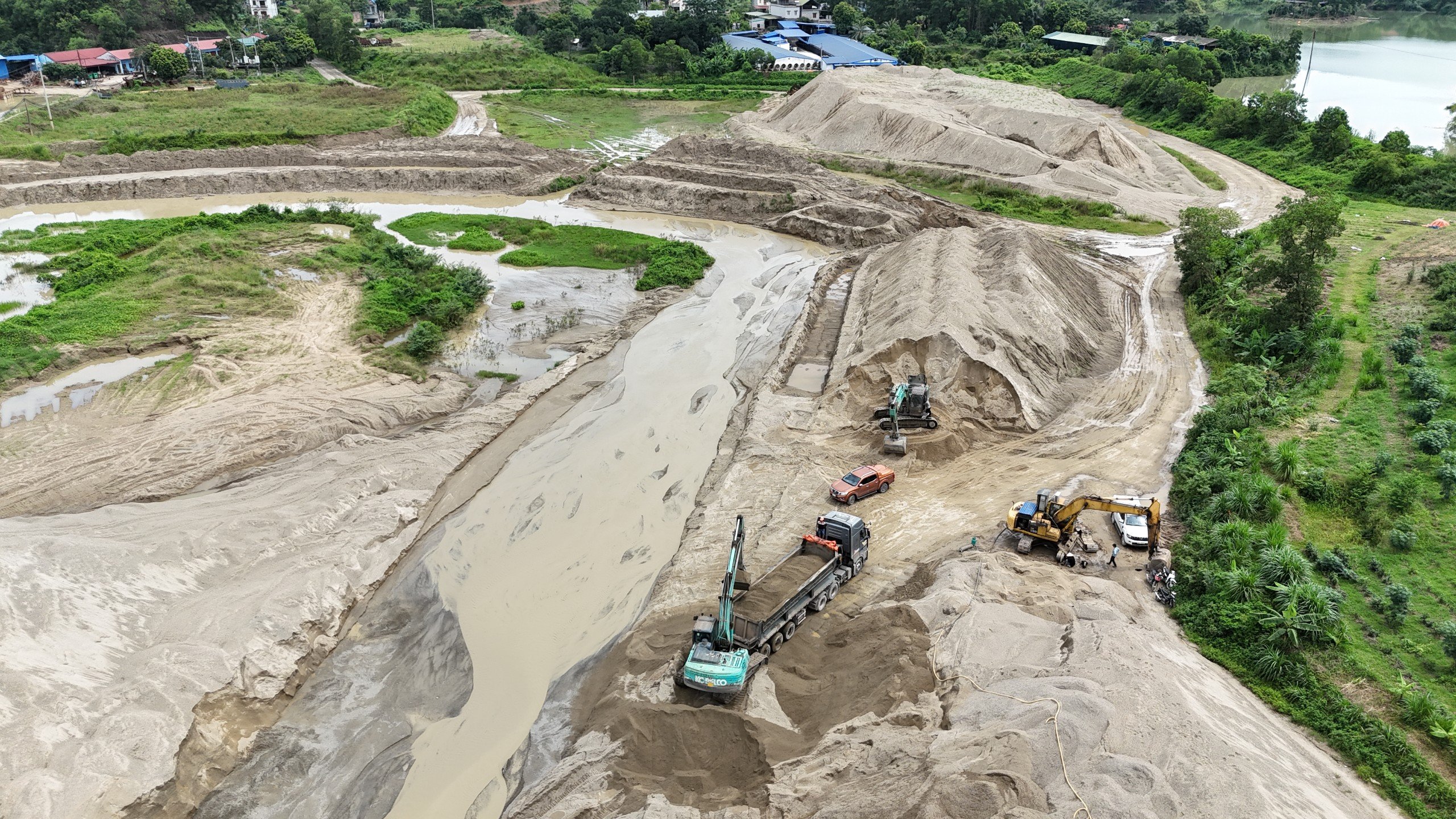 Vụ nạo v&eacute;t l&ograve;ng hồ N&uacute;i Cốc: Kho&aacute;ng sản chưa đấu gi&aacute; đ&atilde; đem b&aacute;n- Ảnh 7.