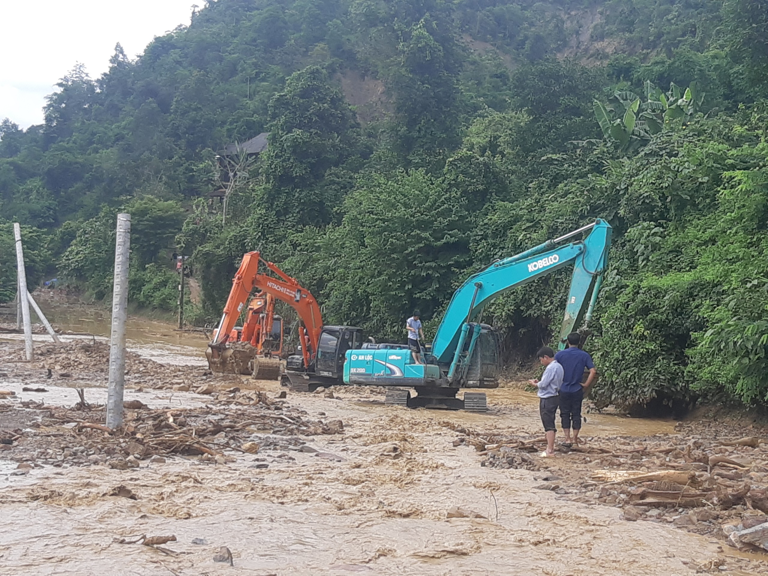 Điện Bi&ecirc;n ph&acirc;n luồng giao th&ocirc;ng tạm thời tr&ecirc;n QL12 sau lũ qu&eacute;t ra sao?- Ảnh 1.