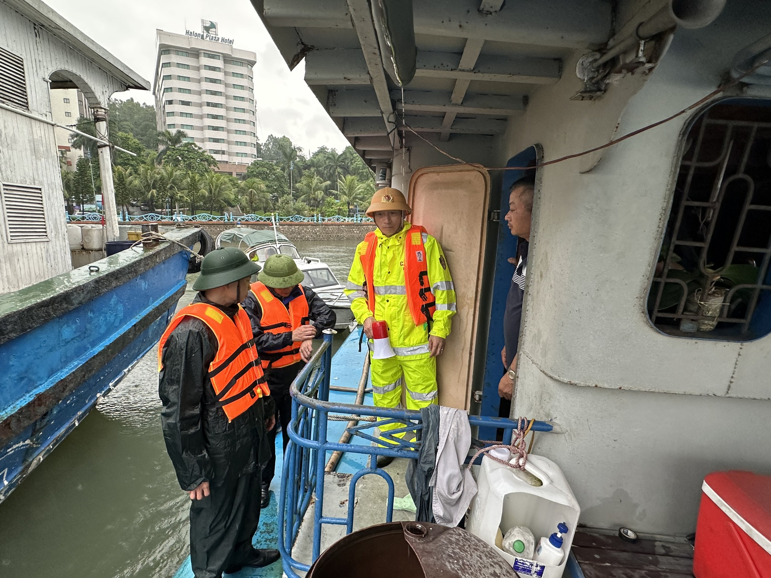 Quảng Ninh đảm bảo ATGT đường thủy nội địa trong m&ugrave;a mưa, b&atilde;o- Ảnh 2.