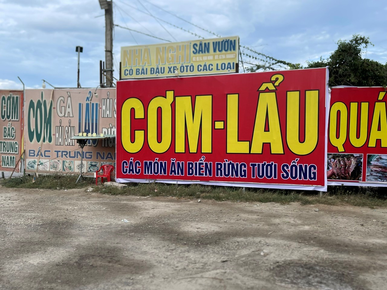 Kh&aacute;nh Ho&agrave; xử l&yacute; qu&aacute;n cơm cạnh QL1 bị tố "chặt ch&eacute;m" kh&aacute;ch h&agrave;ng- Ảnh 2.