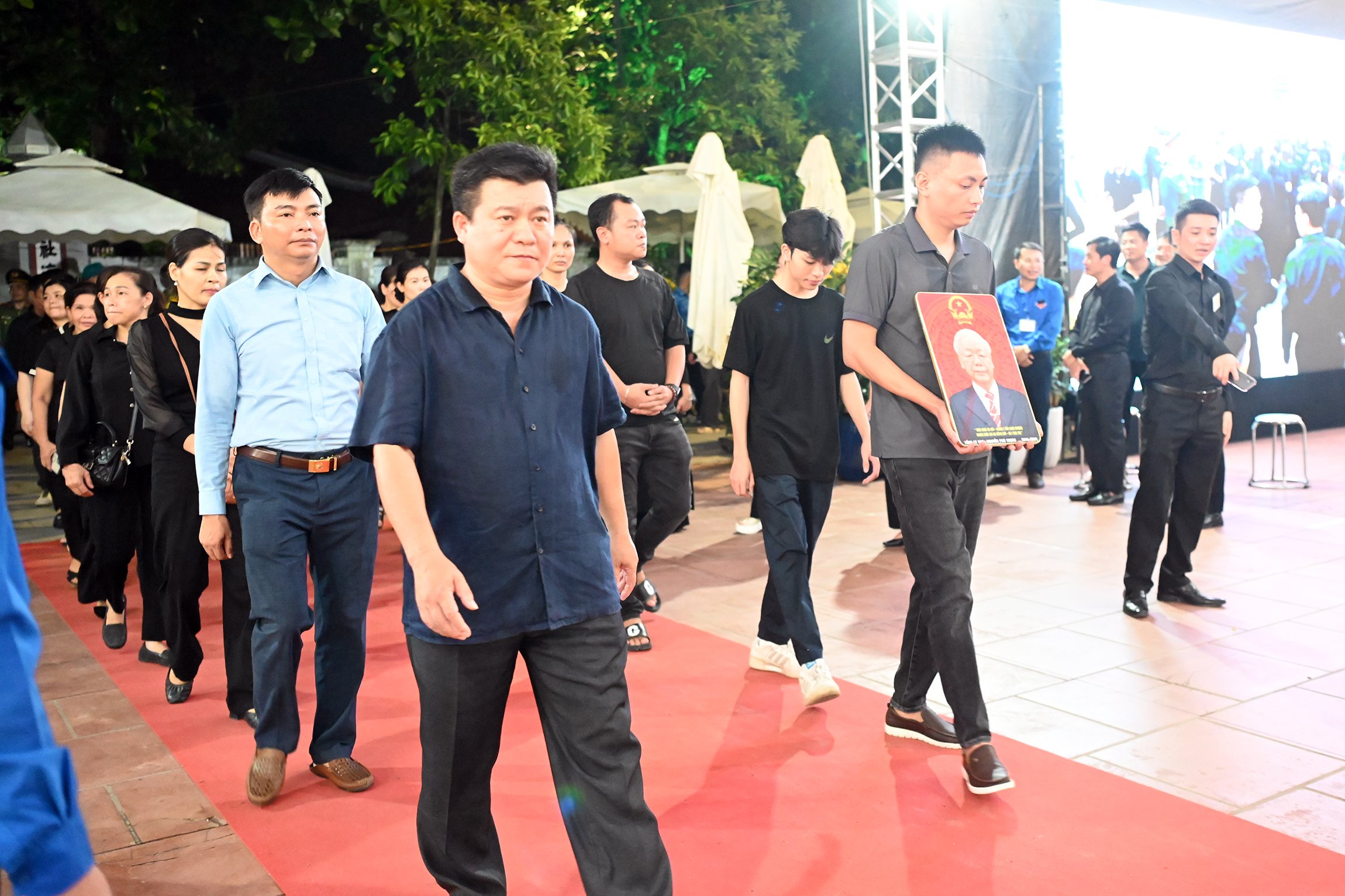 Những em b&eacute; ki&ecirc;n nhẫn xếp h&agrave;ng d&agrave;i trong đ&ecirc;m chờ viếng Tổng B&iacute; thư Nguyễn Ph&uacute; Trọng- Ảnh 1.