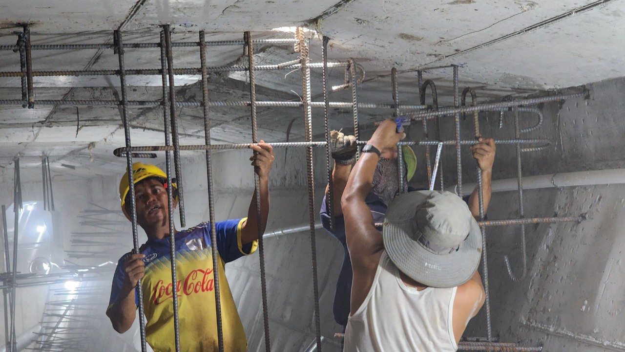 Cận cảnh sửa chữa hư hỏng bên trong dầm hộp cầu Trà Khúc- Ảnh 7. Cận cảnh sửa chữa hư hỏng bên trong dầm hộp cầu Trà Khúc- Ảnh 7.