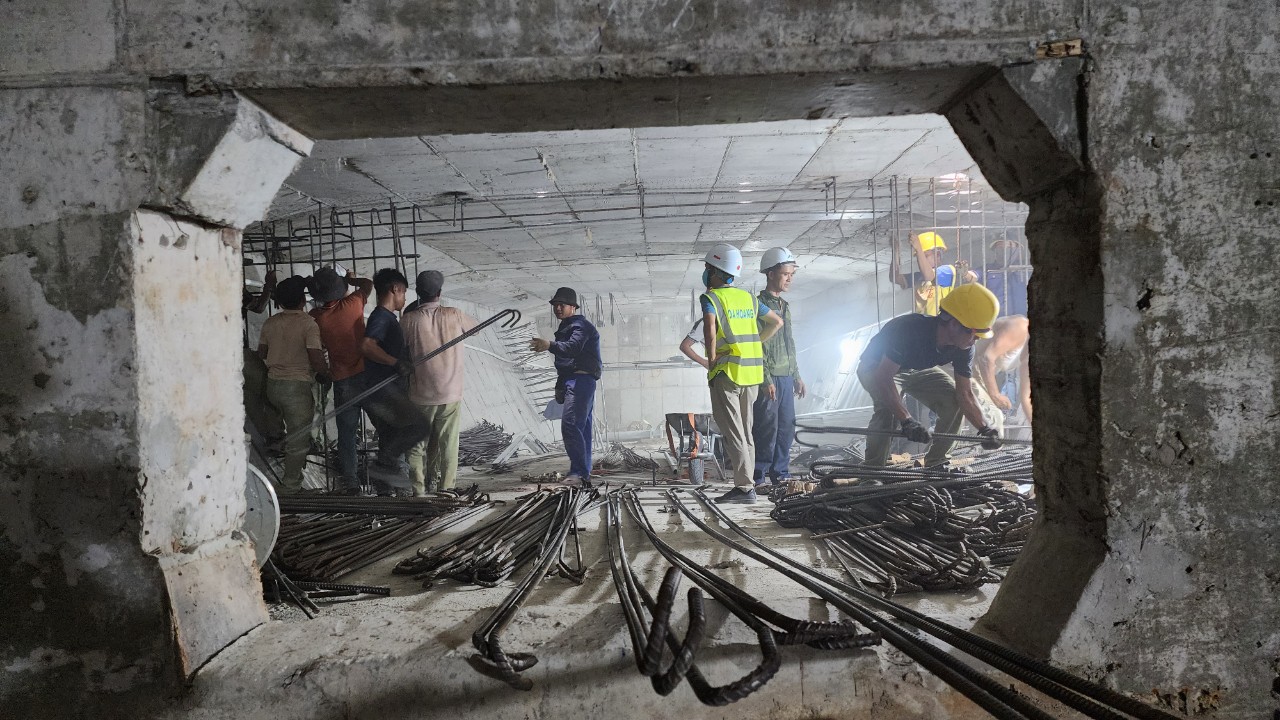 Cận cảnh sửa chữa hư hỏng bên trong dầm hộp cầu Trà Khúc- Ảnh 3. Cận cảnh sửa chữa hư hỏng bên trong dầm hộp cầu Trà Khúc- Ảnh 3.