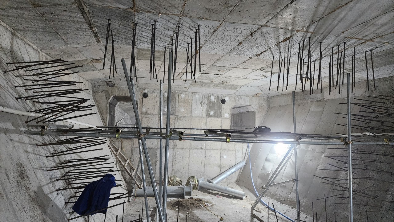 Cận cảnh sửa chữa hư hỏng bên trong dầm hộp cầu Trà Khúc- Ảnh 4. Cận cảnh sửa chữa hư hỏng bên trong dầm hộp cầu Trà Khúc- Ảnh 4.