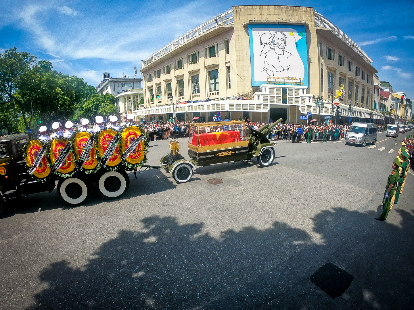 Ch&ugrave;m ảnh: Linh xa chở di h&agrave;i Tổng B&iacute; thư Nguyễn Ph&uacute; Trọng tr&ecirc;n đường phố H&agrave; Nội- Ảnh 5.