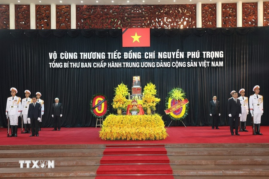 H&igrave;nh ảnh gia quyến Tổng B&iacute; thư Nguyễn Ph&uacute; Trọng tại lễ Quốc tang- Ảnh 1.