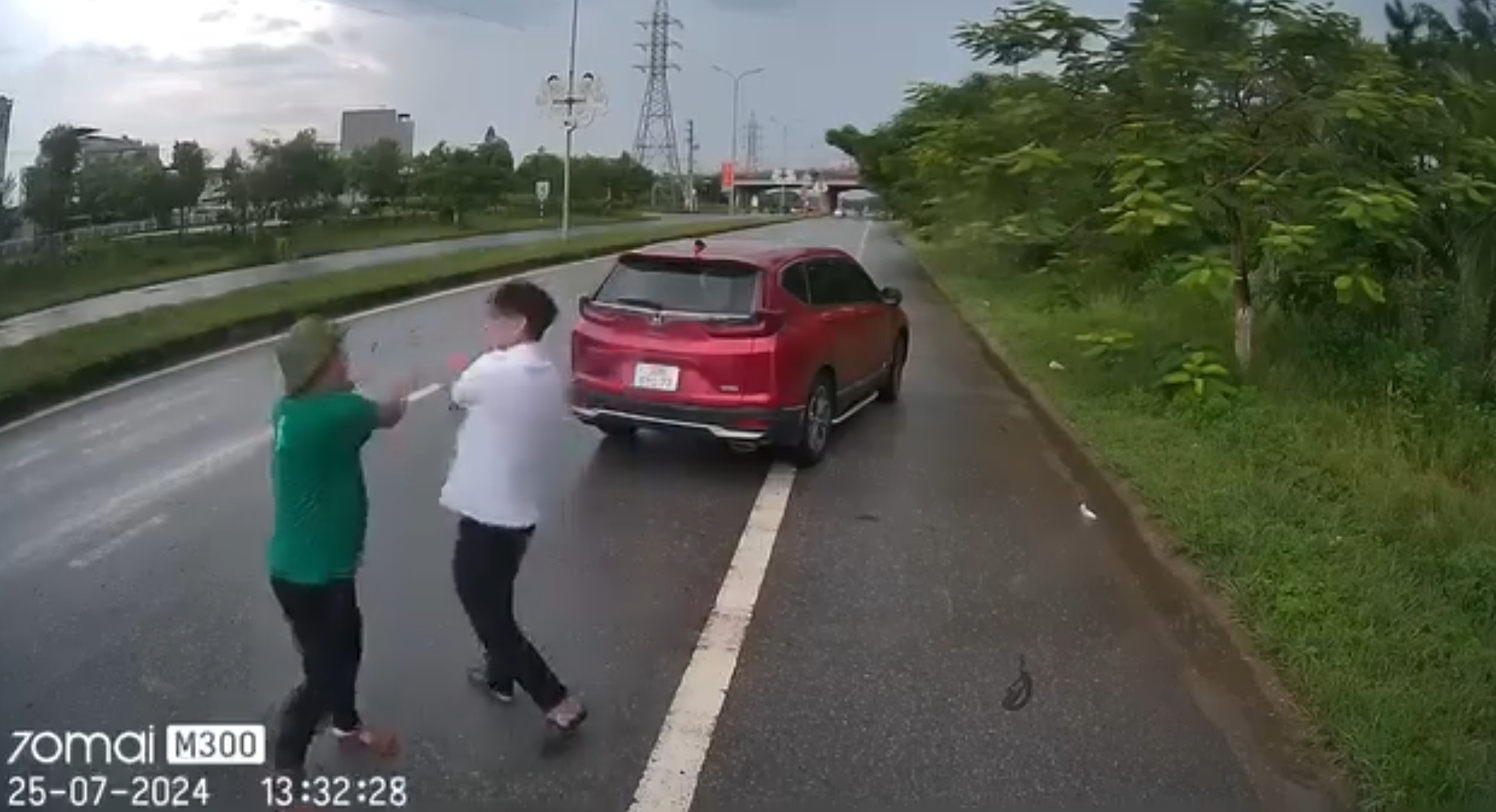 C&ocirc;ng an x&aacute;c minh t&agrave;i xế đ&aacute;nh v&otilde;ng tr&ecirc;n đường, g&acirc;y hấn với xe lưu th&ocirc;ng c&ugrave;ng chiều- Ảnh 1.