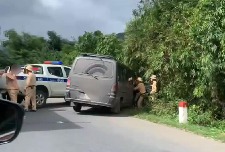 T&agrave;i xế chở bia lậu bỏ chạy tr&ecirc;n QL9, t&ocirc;ng v&agrave;o xe CSGT- Ảnh 1.