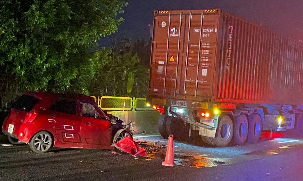 T&ocirc;ng đu&ocirc;i xe container đang giảm tốc độ tại ng&atilde; tư, t&agrave;i xế &ocirc; t&ocirc; con tử vong tại chỗ- Ảnh 1.