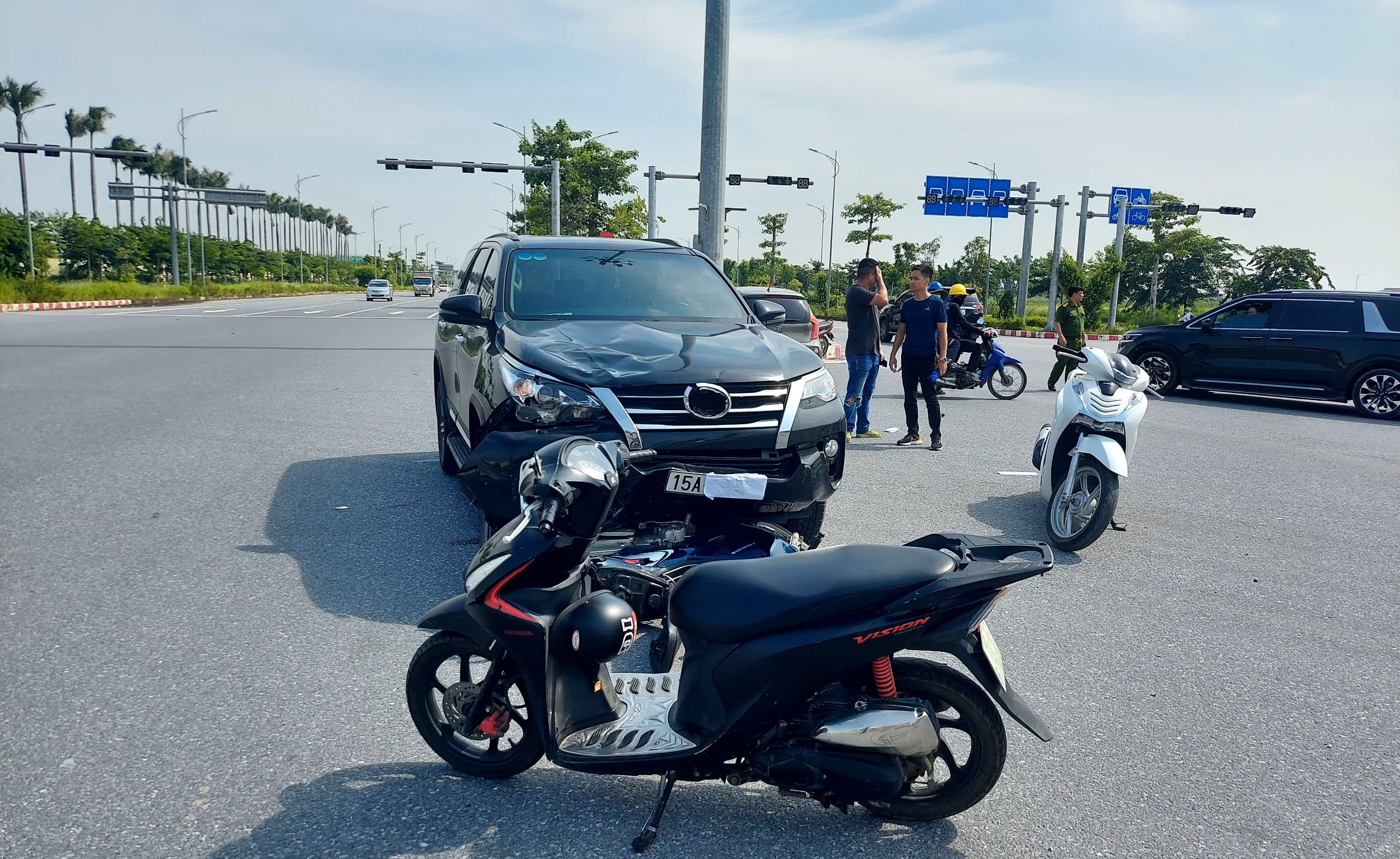 Va chạm với &ocirc; t&ocirc; l&uacute;c sang đường, người đ&agrave;n &ocirc;ng đi xe m&aacute;y tử vong tại chỗ- Ảnh 1.