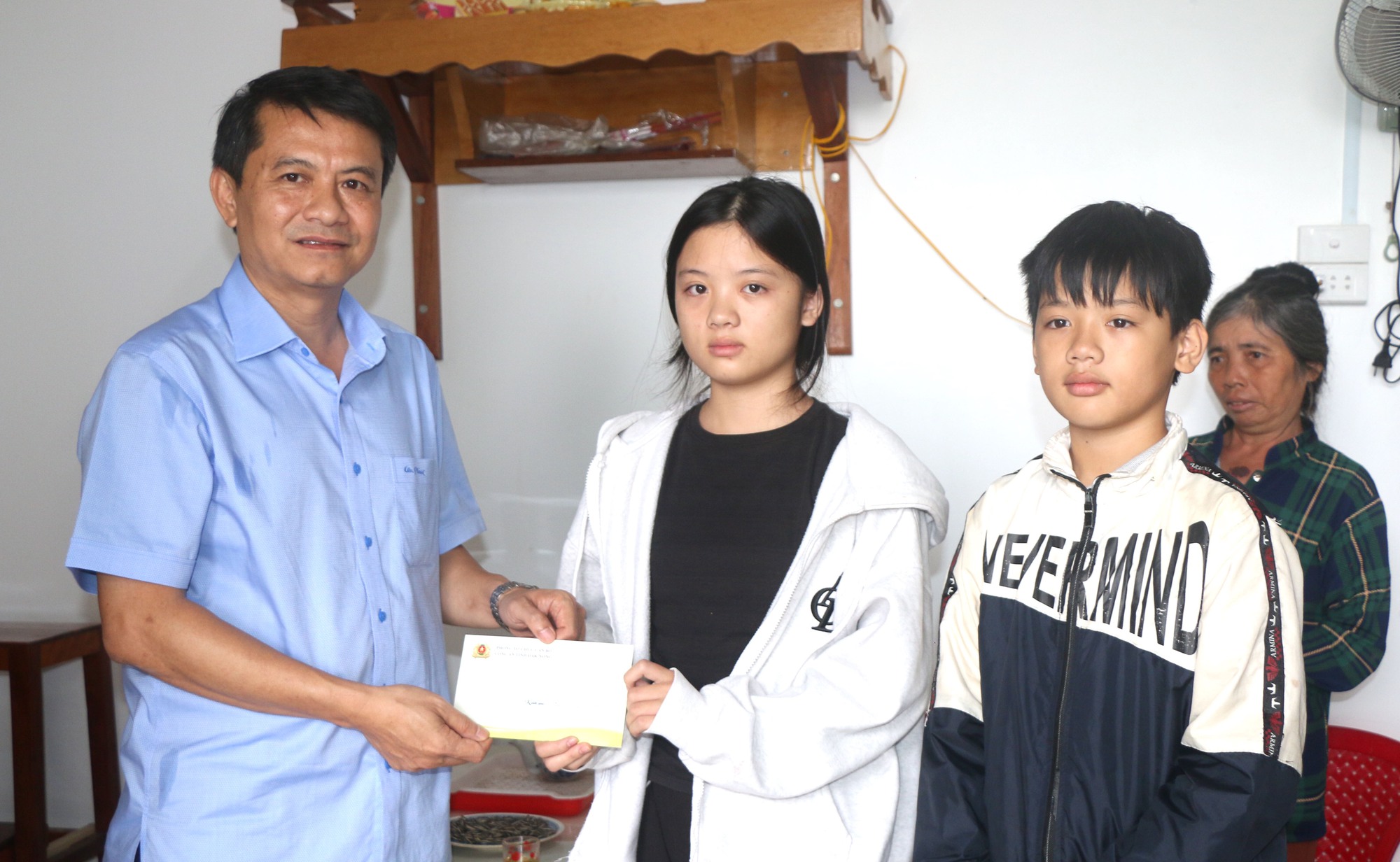 Ng&agrave;nh gi&aacute;o dục Đắk N&ocirc;ng k&ecirc;u gọi hỗ trợ nữ sinh mất bố, mẹ nằm liệt giường do tai nạn- Ảnh 1.