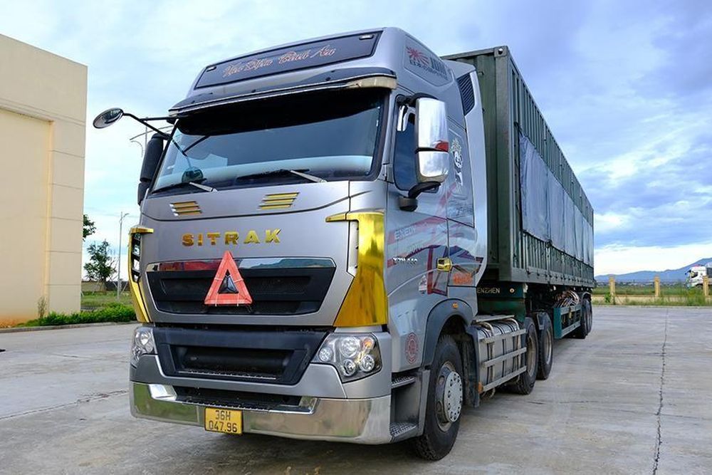 Kh&ocirc;ng chấp h&agrave;nh hiệu lệnh, t&agrave;i xế xe đầu k&eacute;o bị khởi tố- Ảnh 2.