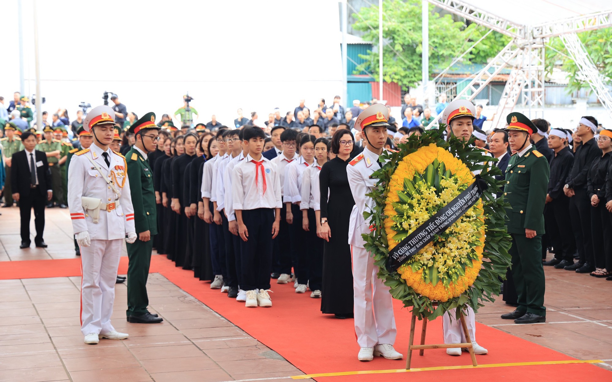 Hơn 5.600 đo&agrave;n trong nước v&agrave; quốc tế đ&atilde; viếng Tổng B&iacute; thư Nguyễn Ph&uacute; Trọng