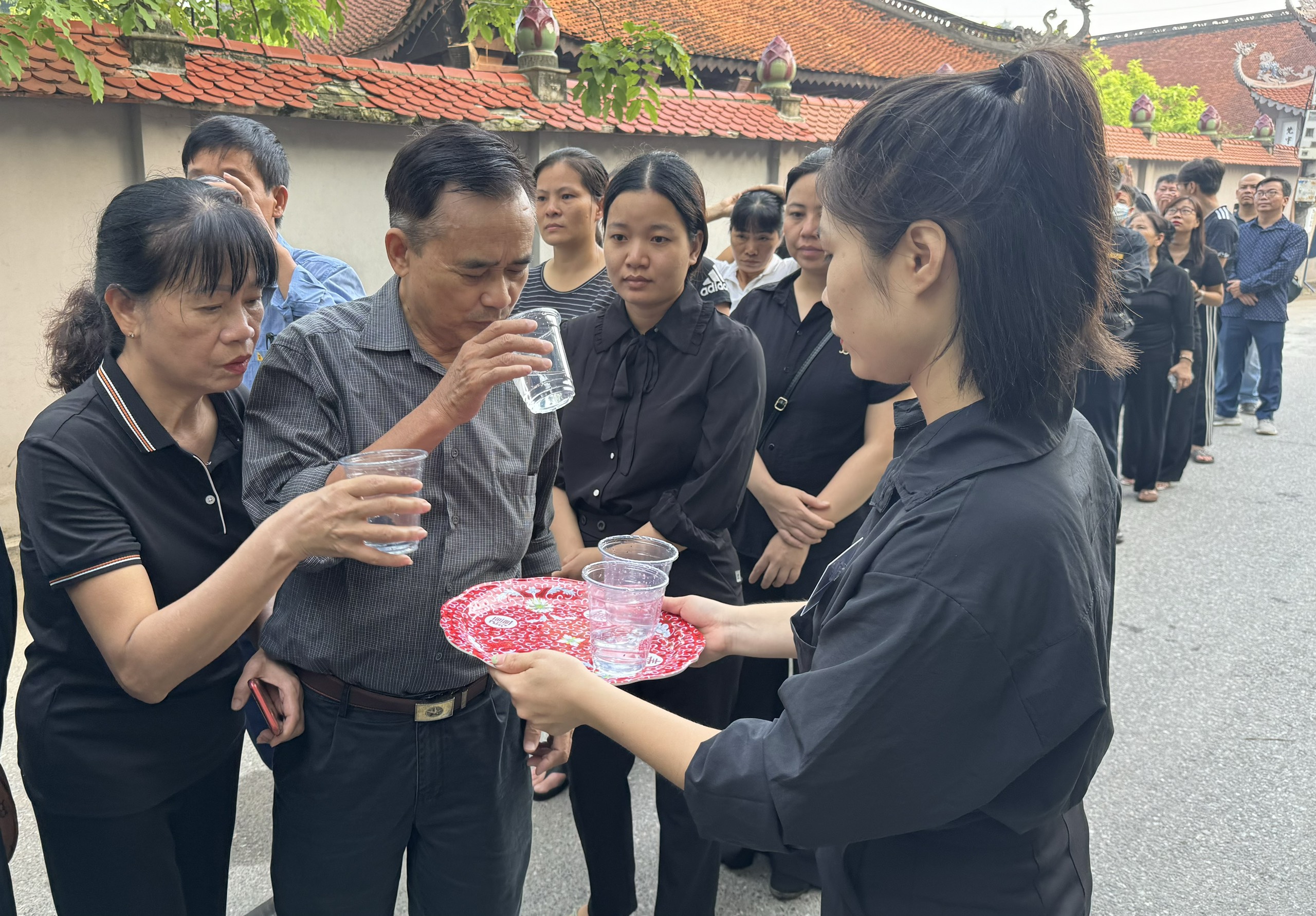 Những h&igrave;nh ảnh đậm t&igrave;nh người trong lễ Quốc tang- Ảnh 1.