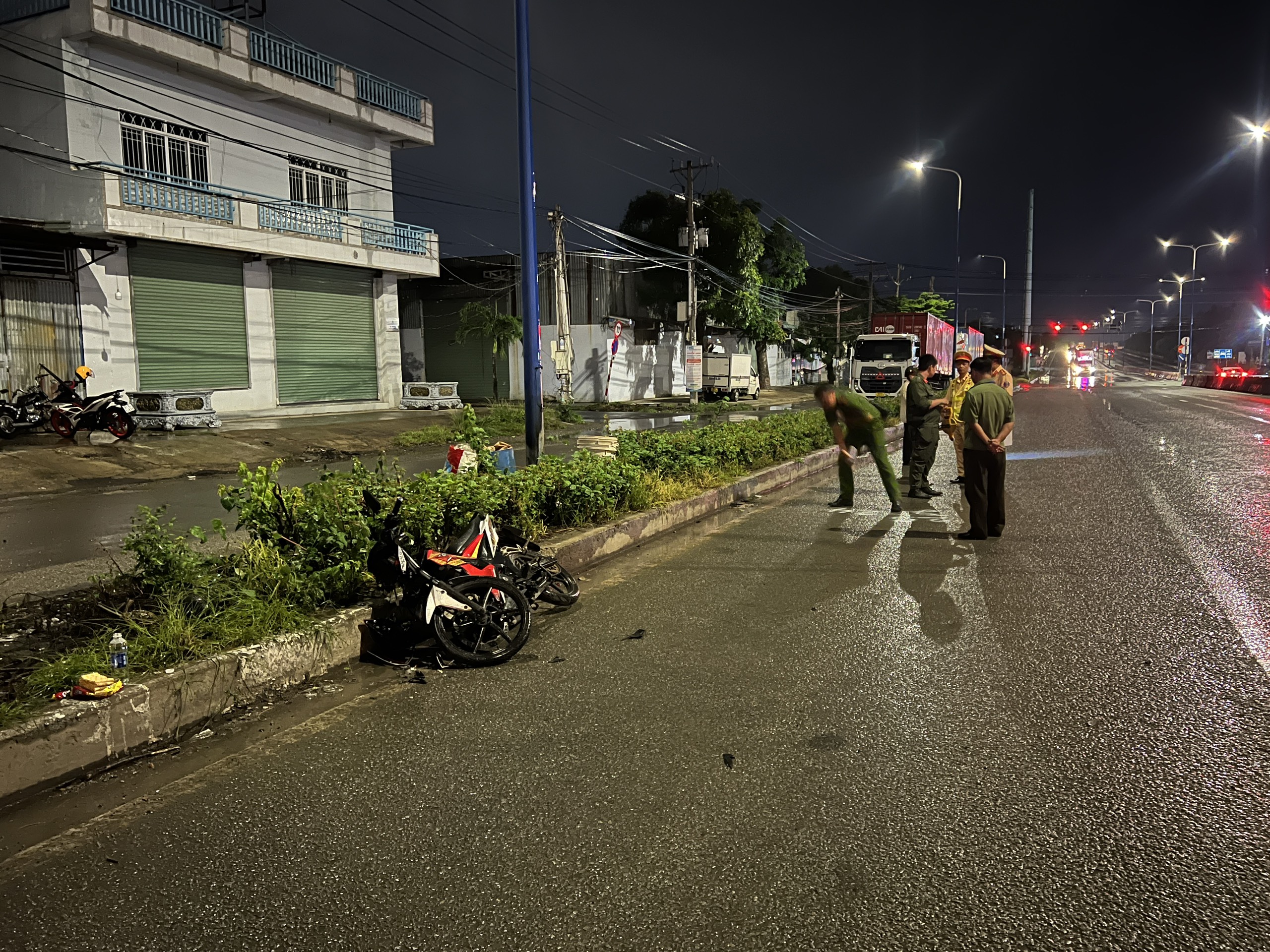 Truy tìm chiếc xe đầu kéo liên quan đến vụ tai nạn chết người ở Bình Dương- Ảnh 1. Truy tìm chiếc xe đầu kéo liên quan đến vụ tai nạn chết người ở Bình Dương- Ảnh 1.