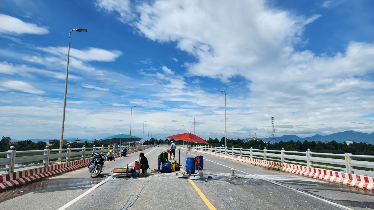 Cận cảnh sửa chữa hư hỏng bên trong dầm hộp cầu Trà Khúc- Ảnh 1. Cận cảnh sửa chữa hư hỏng bên trong dầm hộp cầu Trà Khúc- Ảnh 1.