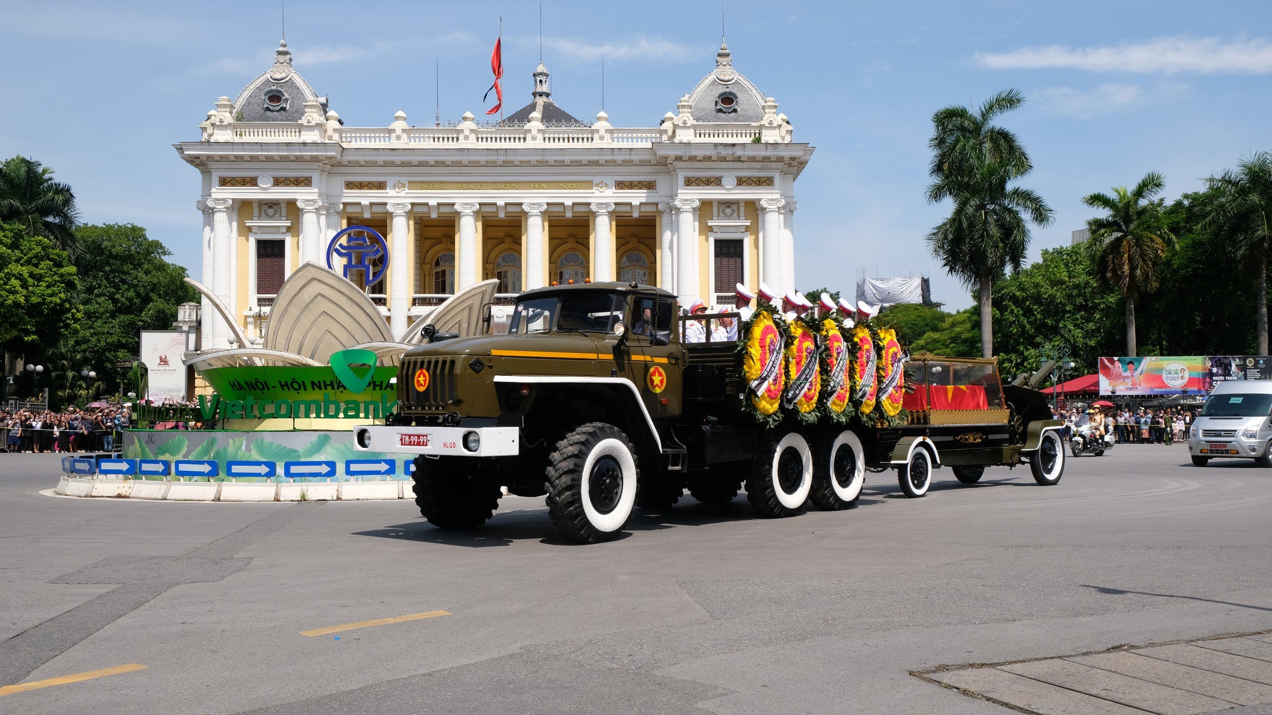 Ch&ugrave;m ảnh: Linh xa chở di h&agrave;i Tổng B&iacute; thư Nguyễn Ph&uacute; Trọng tr&ecirc;n đường phố H&agrave; Nội- Ảnh 4.