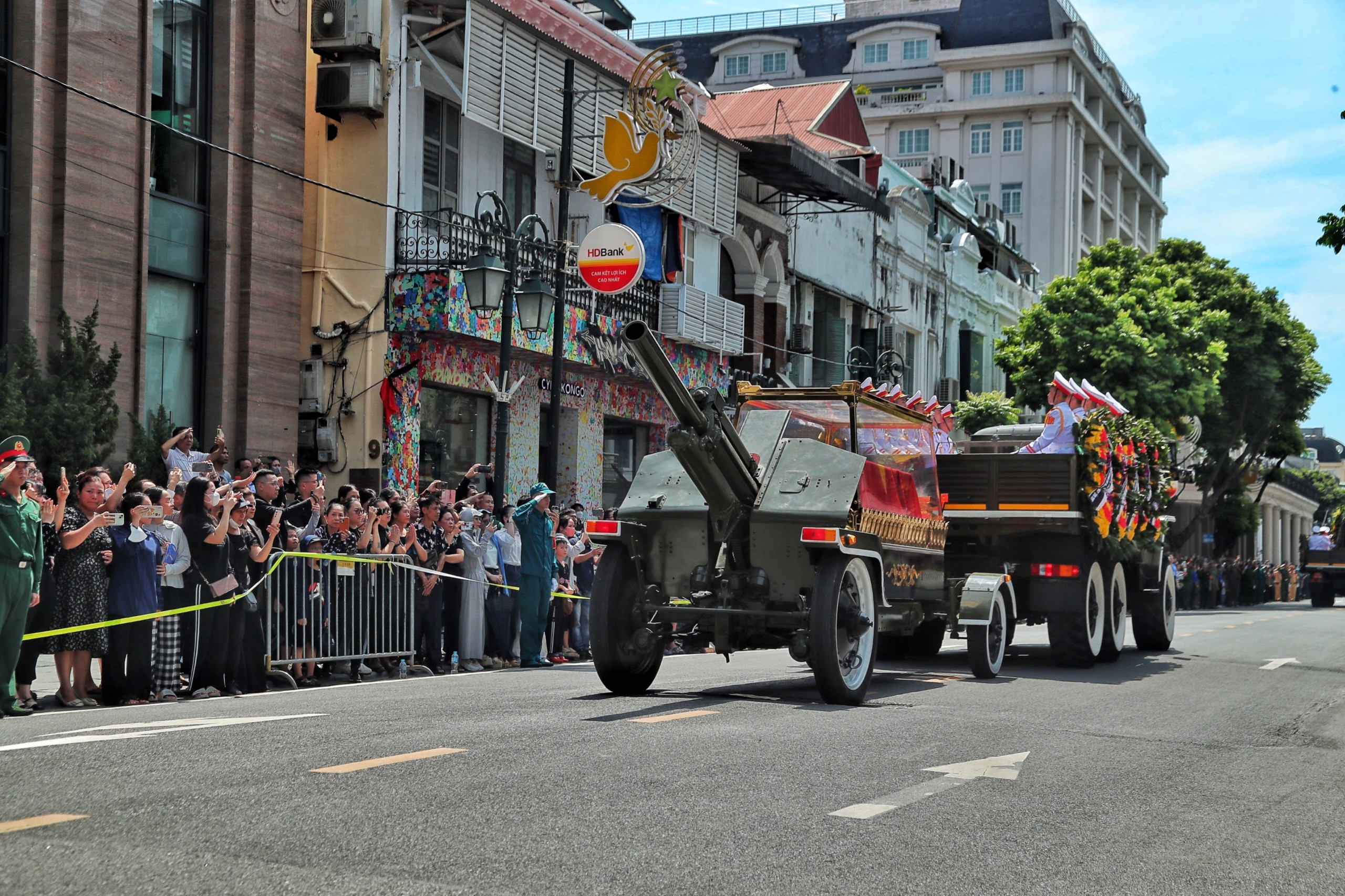Ch&ugrave;m ảnh: Linh xa chở di h&agrave;i Tổng B&iacute; thư Nguyễn Ph&uacute; Trọng tr&ecirc;n đường phố H&agrave; Nội- Ảnh 6.