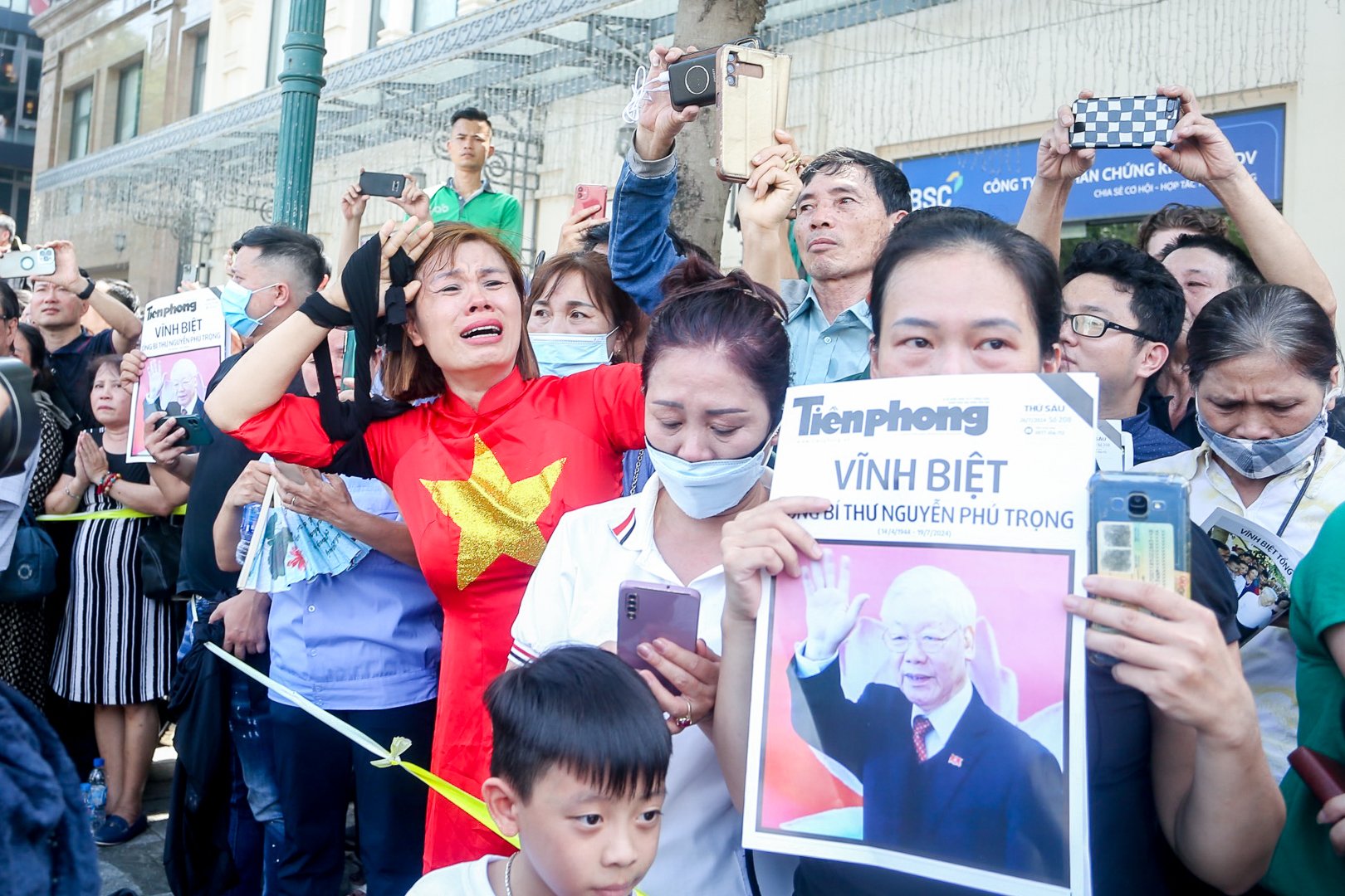 Ch&ugrave;m ảnh: Linh xa chở di h&agrave;i Tổng B&iacute; thư Nguyễn Ph&uacute; Trọng tr&ecirc;n đường phố H&agrave; Nội- Ảnh 7.