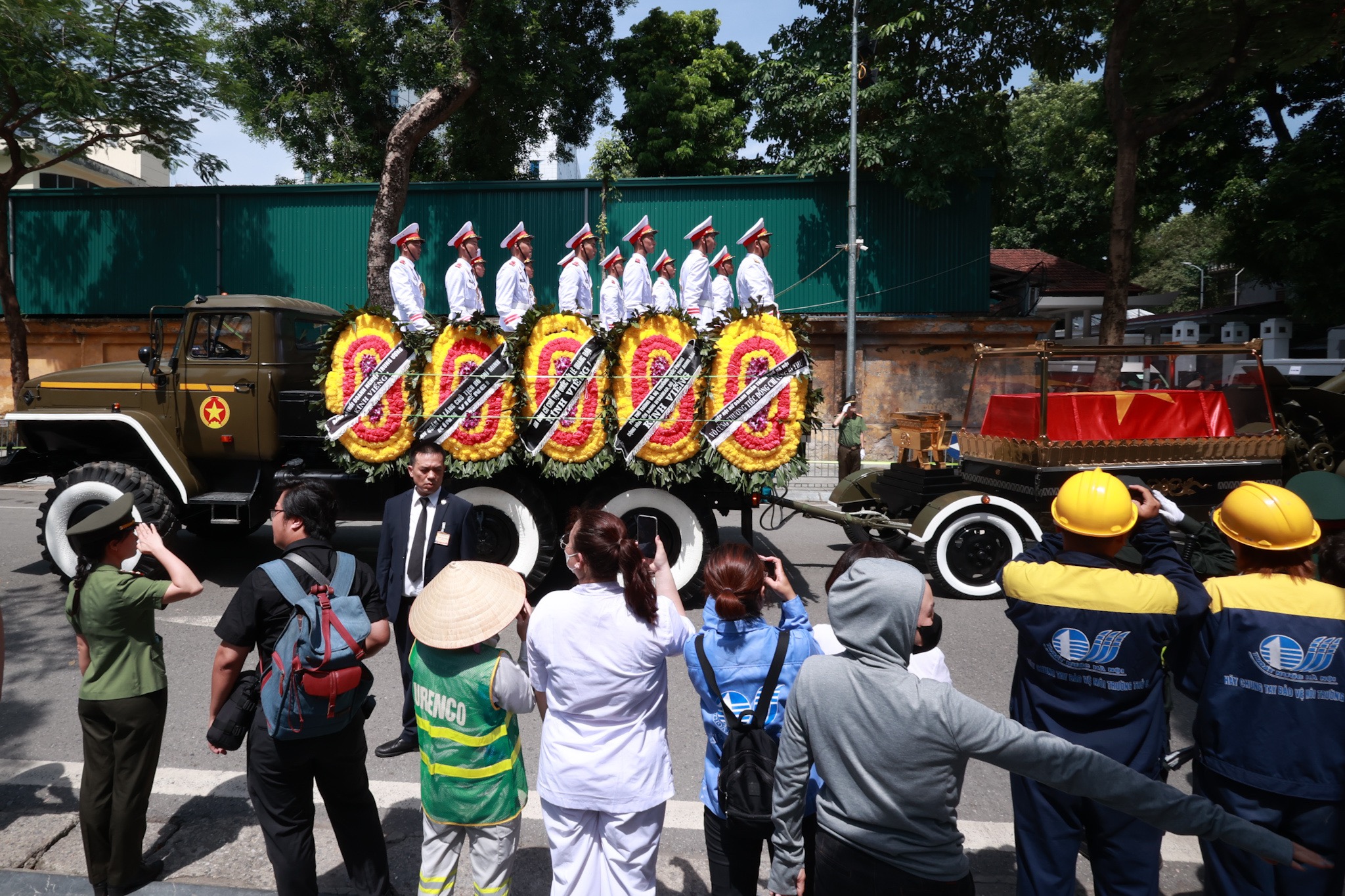 Ch&ugrave;m ảnh: Linh xa chở di h&agrave;i Tổng B&iacute; thư Nguyễn Ph&uacute; Trọng tr&ecirc;n đường phố H&agrave; Nội- Ảnh 3.