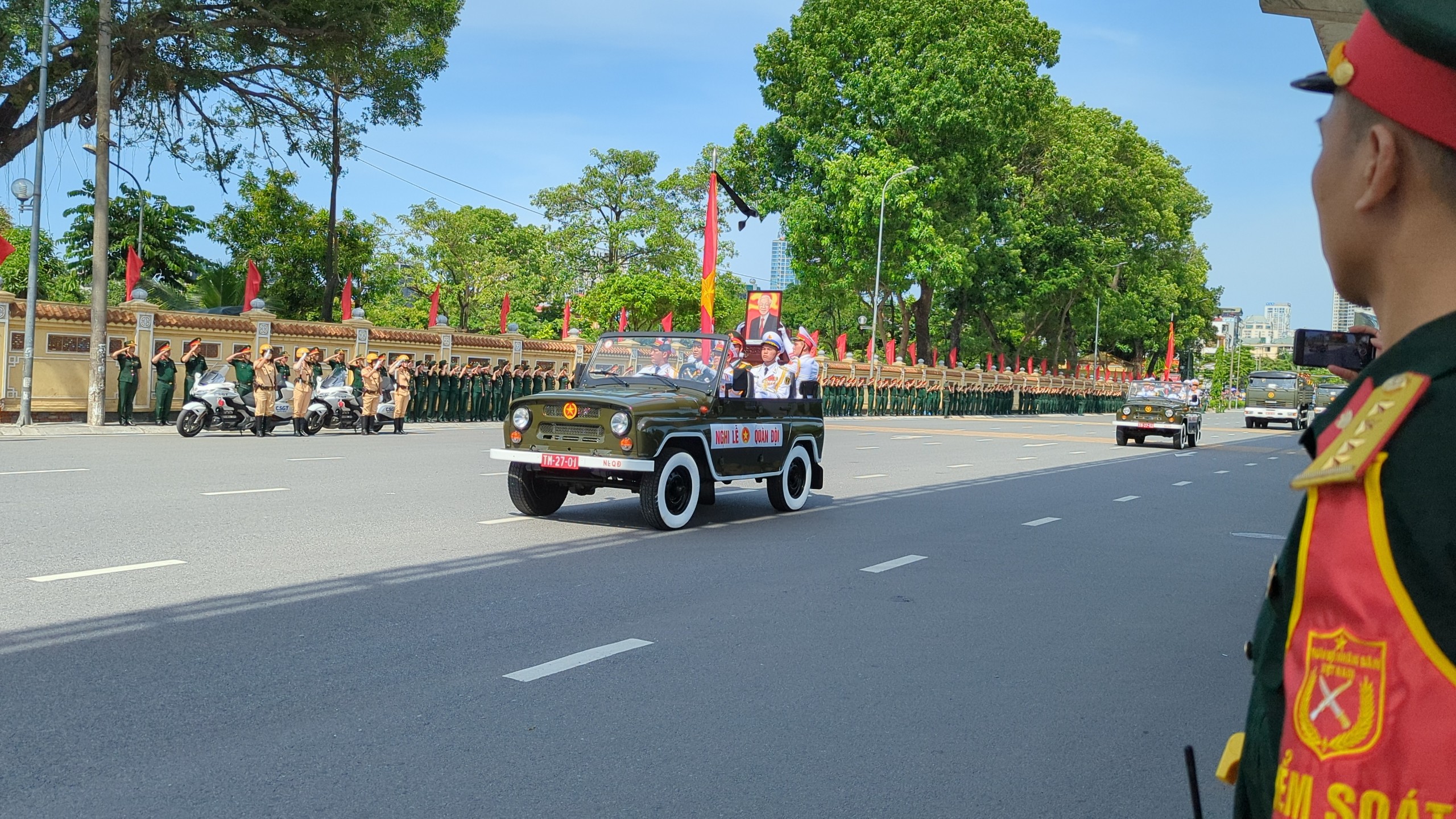 Ch&ugrave;m ảnh: Linh xa chở di h&agrave;i Tổng B&iacute; thư Nguyễn Ph&uacute; Trọng tr&ecirc;n đường phố H&agrave; Nội- Ảnh 11.