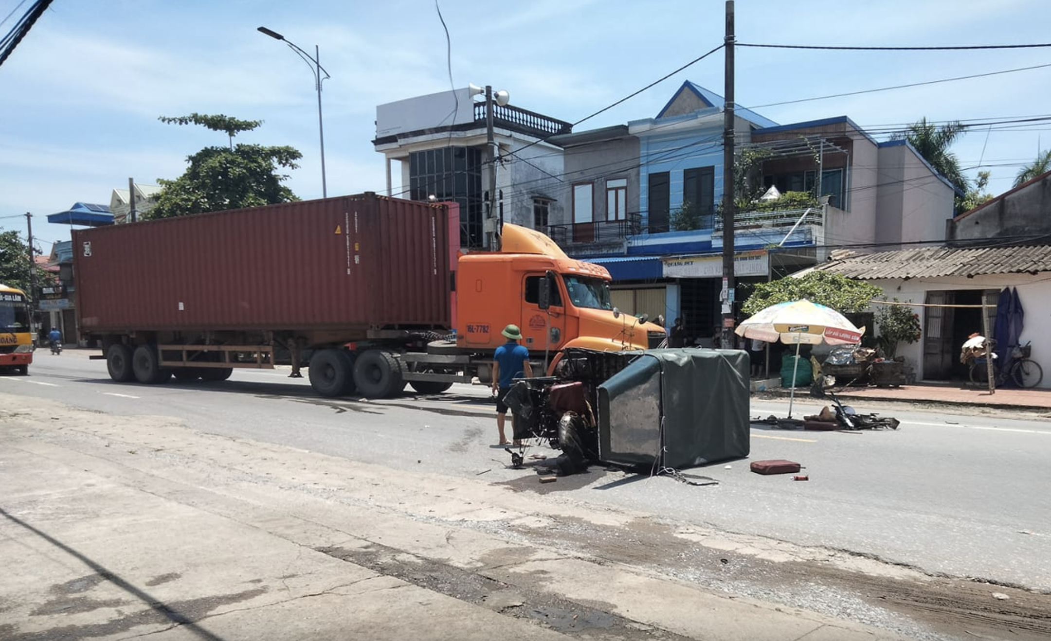 Hiện trường vụ tai nạn khiến người đ&agrave;n &ocirc;ng điều khiển xe ba g&aacute;c tử vong tại chỗ.