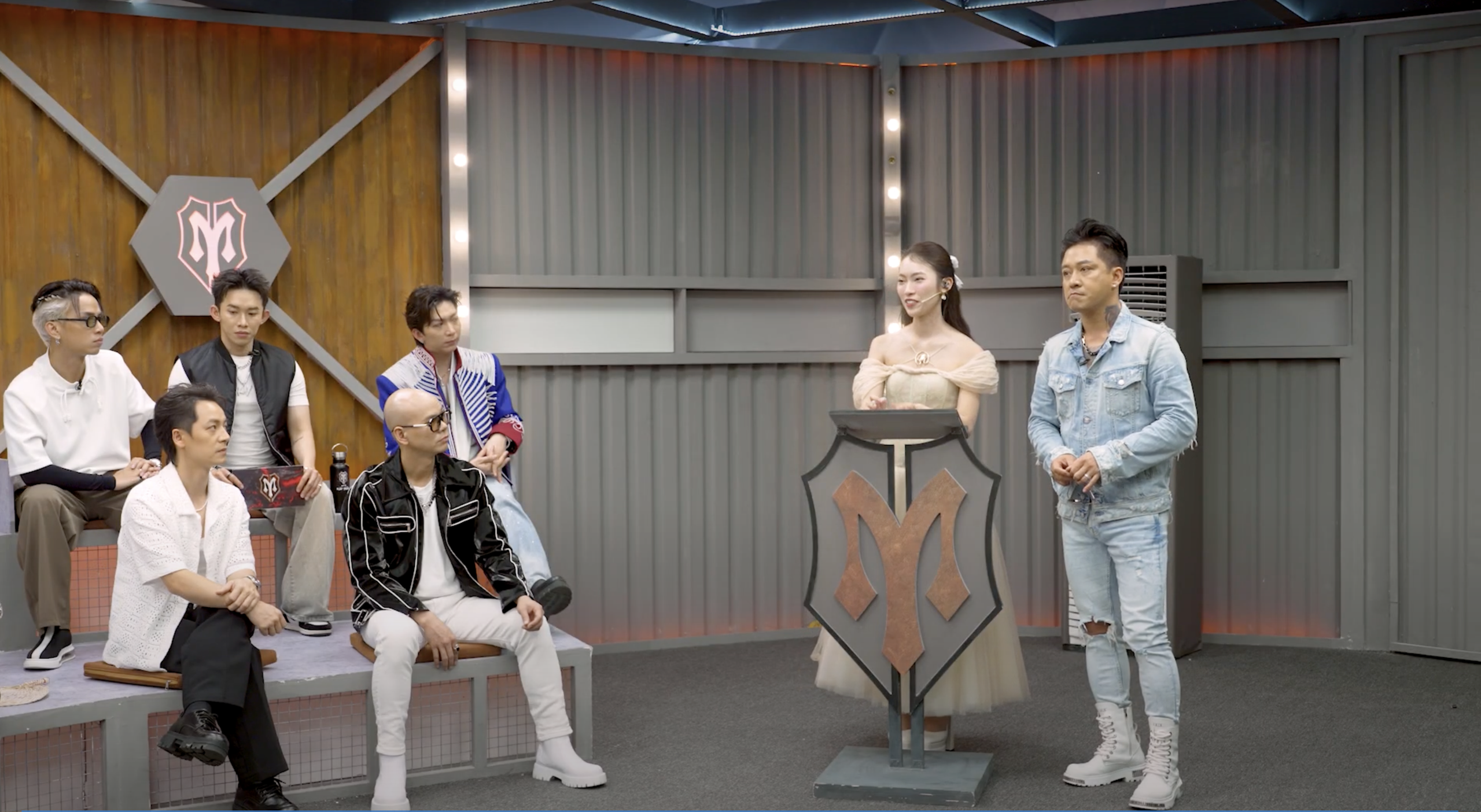 Anh Tài Tuấn Hưng thuyết phục các Nhà khác Anh Tài Tuấn Hưng thuyết phục các Nhà khác