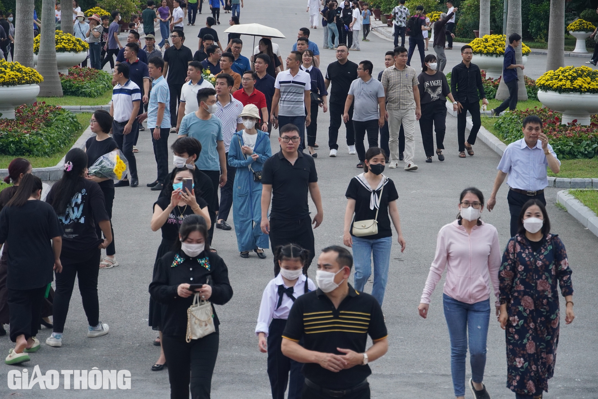 Vượt hơn 1.000km về nghĩa trang Mai Dịch tưởng nhớ Tổng B&iacute; thư Nguyễn Ph&uacute; Trọng- Ảnh 1.