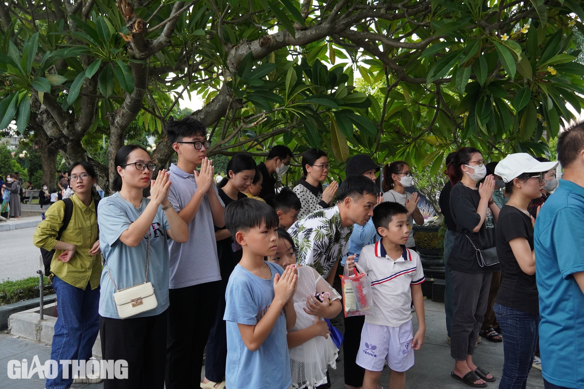Vượt hơn 1.000km về nghĩa trang Mai Dịch tưởng nhớ Tổng B&iacute; thư Nguyễn Ph&uacute; Trọng- Ảnh 2.
