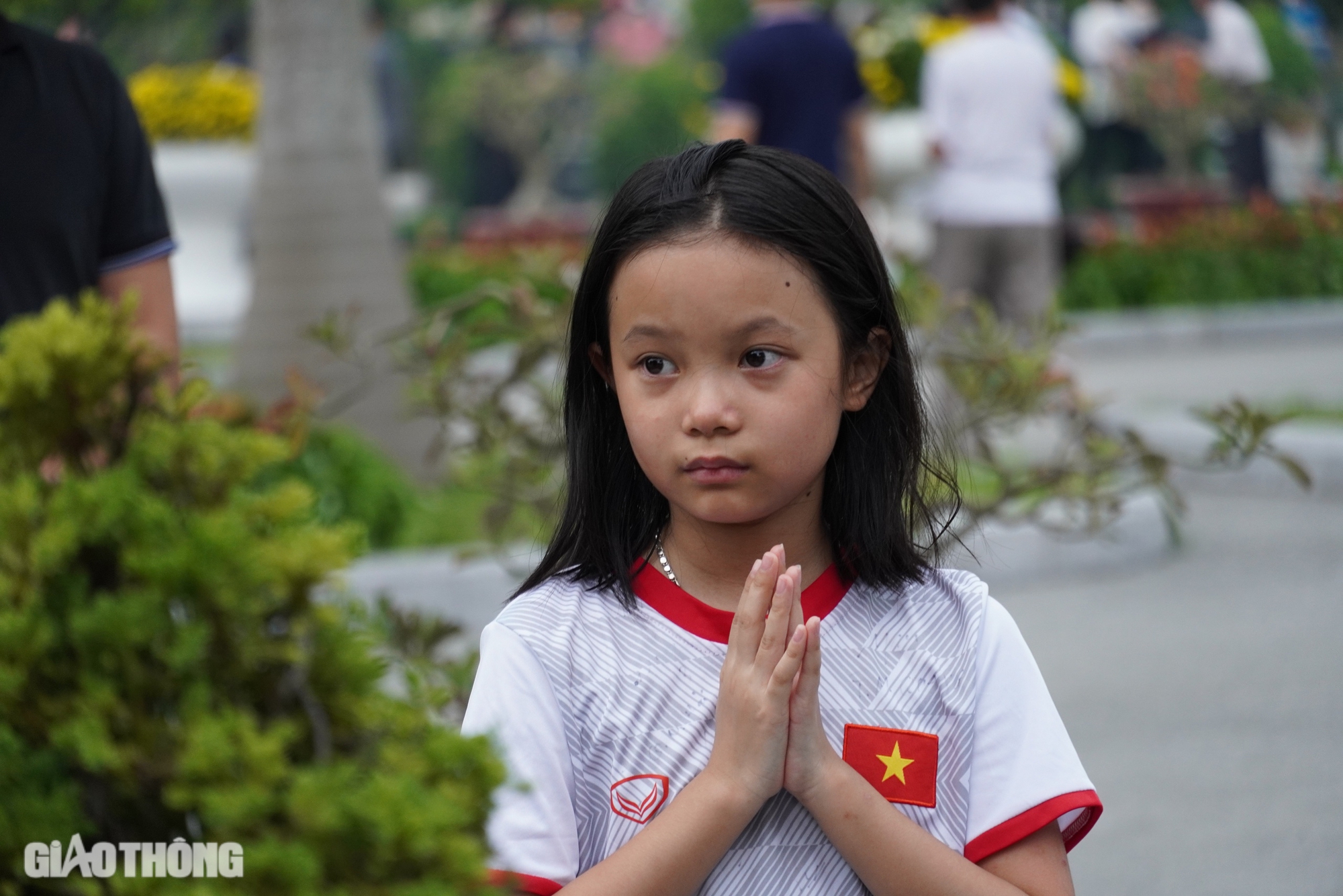 Vượt hơn 1.000km về nghĩa trang Mai Dịch tưởng nhớ Tổng B&iacute; thư Nguyễn Ph&uacute; Trọng- Ảnh 4.