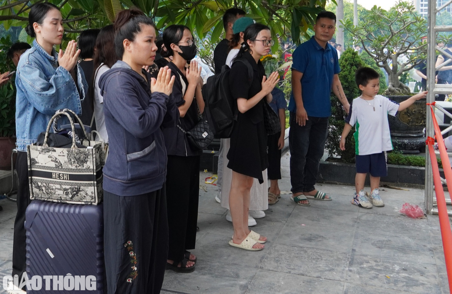 Vượt hơn 1.000km về nghĩa trang Mai Dịch tưởng nhớ Tổng B&iacute; thư Nguyễn Ph&uacute; Trọng- Ảnh 6.
