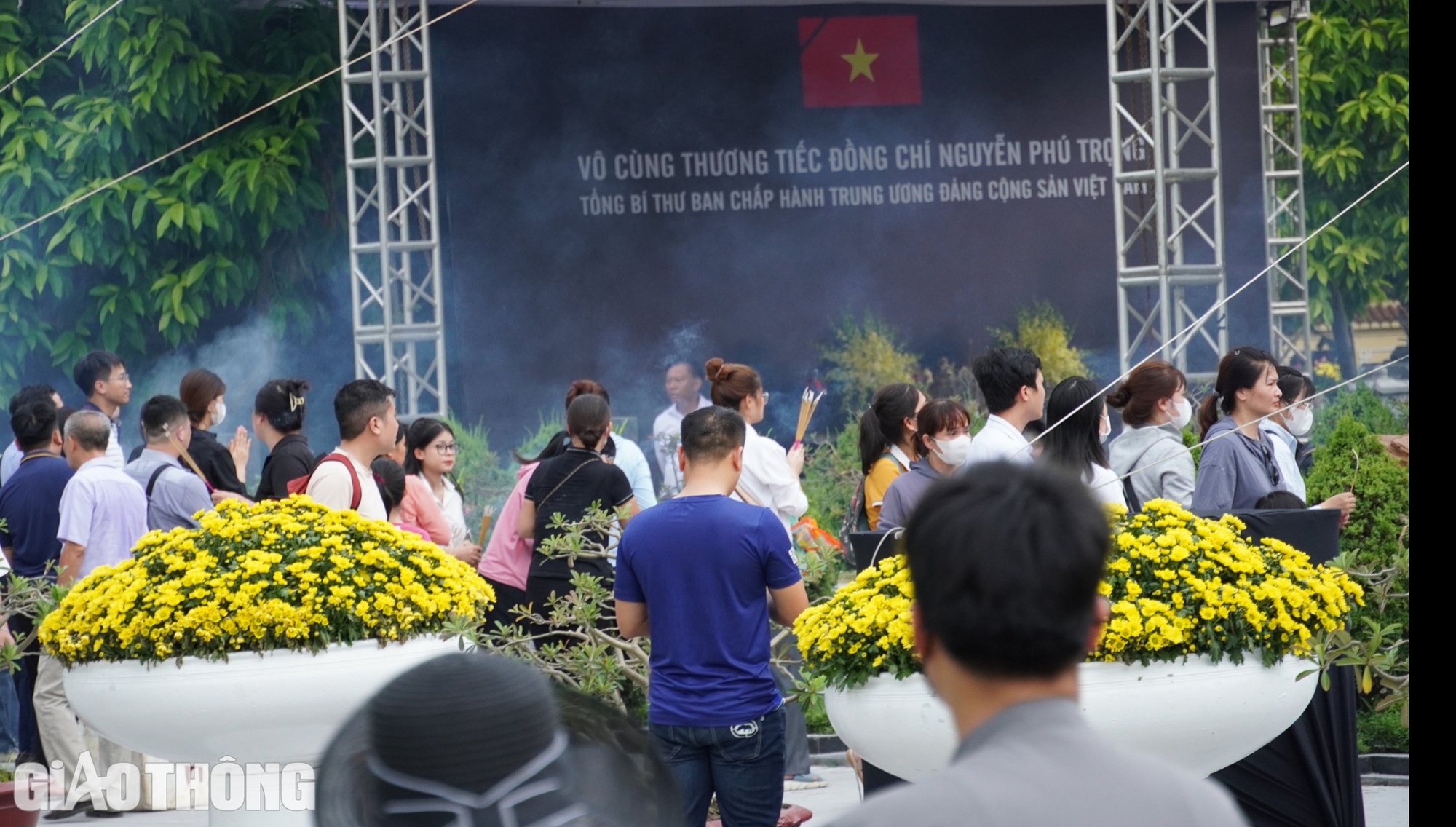 Vượt hơn 1.000km về nghĩa trang Mai Dịch tưởng nhớ Tổng B&iacute; thư Nguyễn Ph&uacute; Trọng- Ảnh 8.